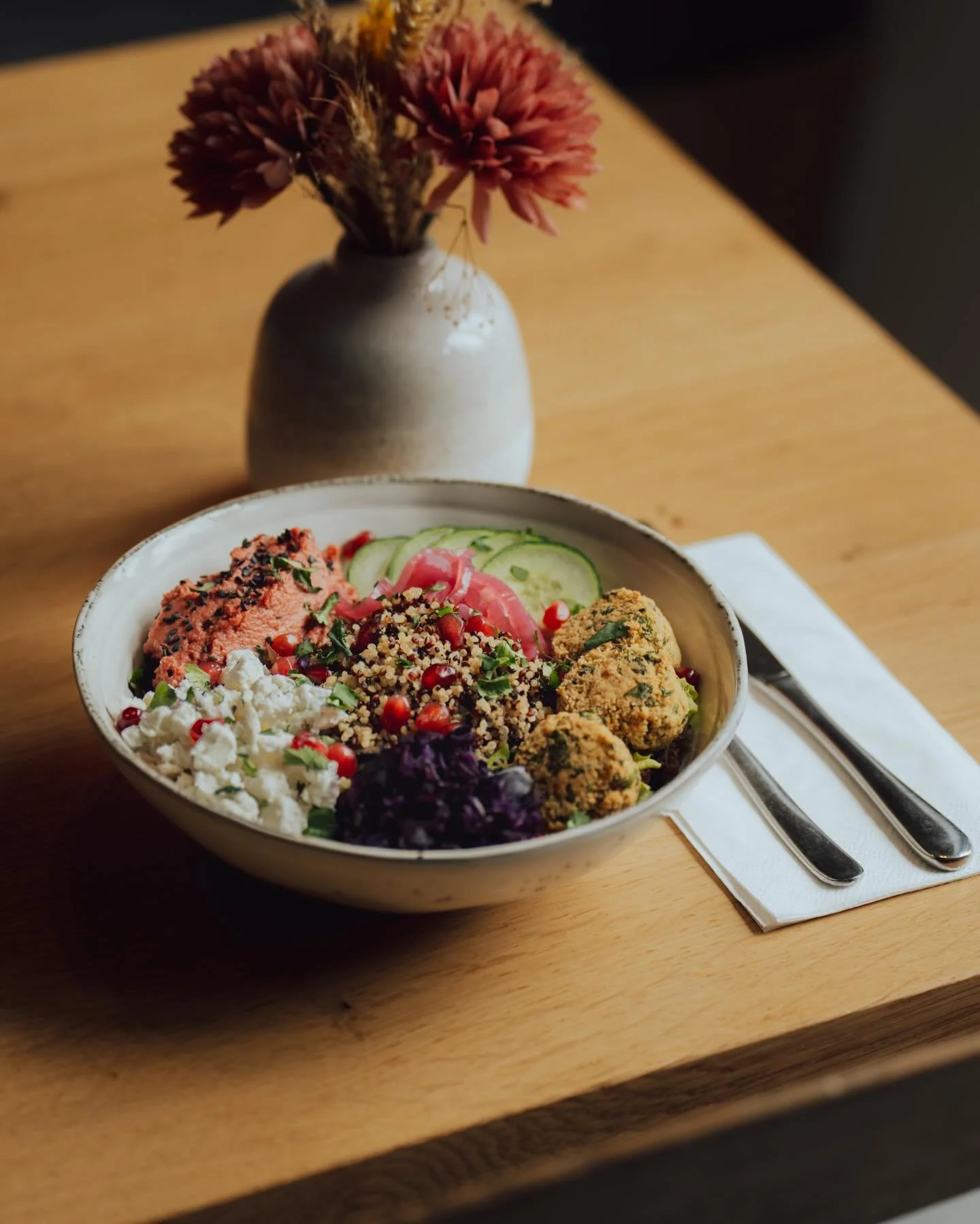 Aujourd&rsquo;hui, on vous fait d&eacute;couvrir notre toute nouvelle carte de printemps.
Un bol falafels haut en couleur avec houmous de betterave, quinoa, falafels maison, concombre, &hellip; un vrai concentr&eacute; de saveurs !

Un comptoir toujo