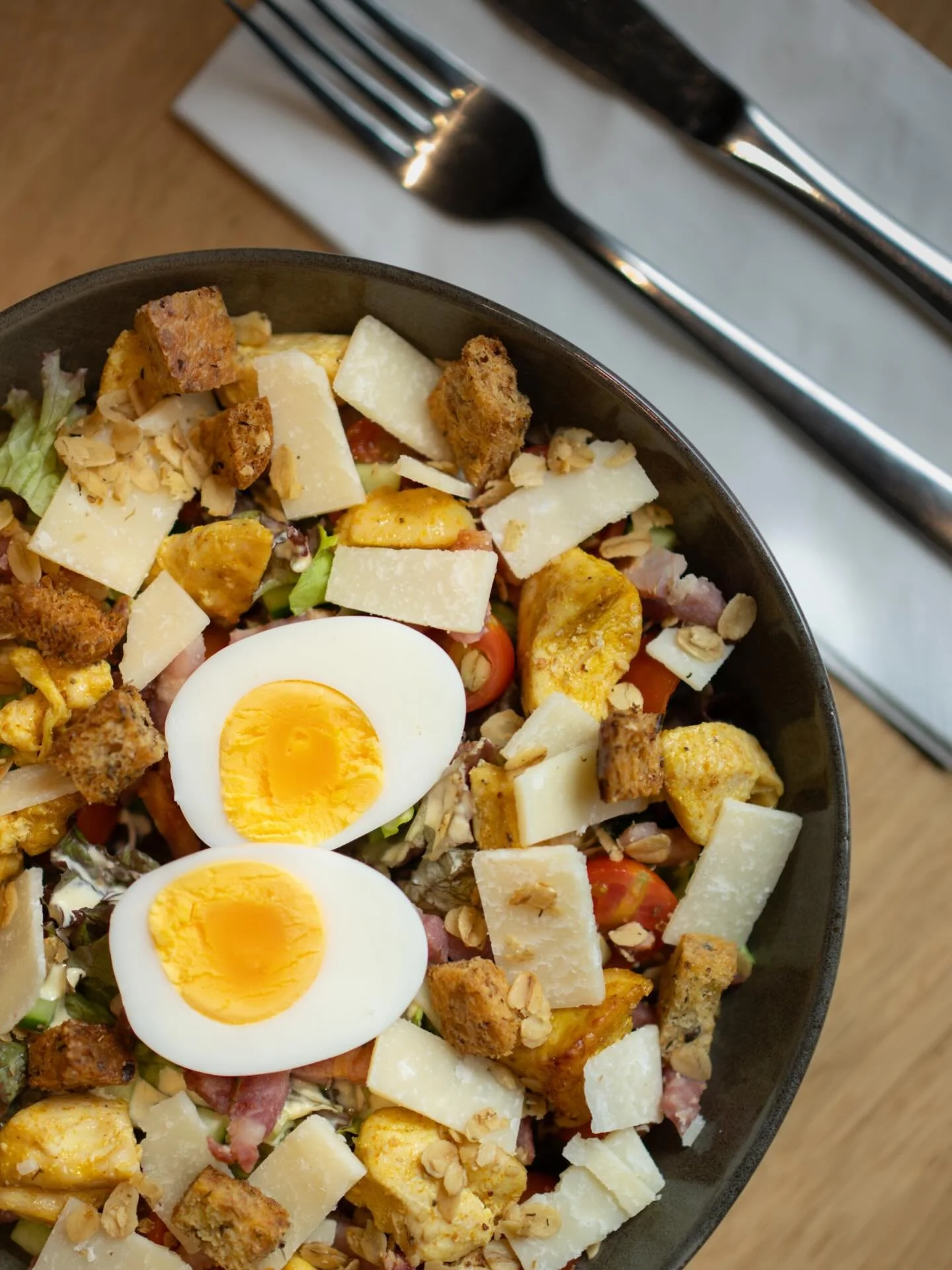 D&eacute;couvrez notre version revisit&eacute;e d&rsquo;un grand classique.
Un m&eacute;lange savoureux de poulet tendre, de lardons, de cro&ucirc;tons croustillants, de grana fondant et de salade fra&icirc;che, le tout relev&eacute; par notre d&eacu