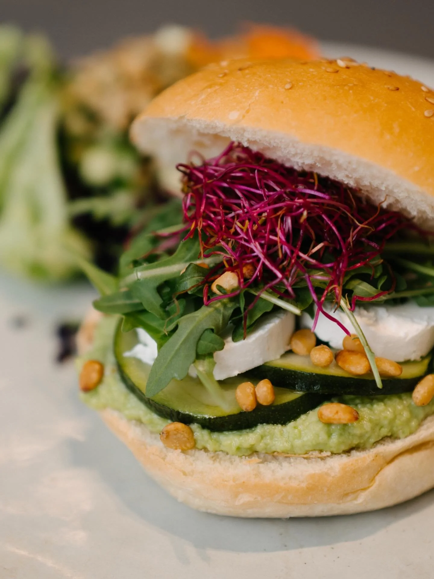 Aujourd&rsquo;hui, on vous pr&eacute;sente notre bun v&eacute;g&eacute;.

Un d&eacute;licieux pain sign&eacute; @_fleurdeschamps_ , garni d&rsquo;un pesto d&rsquo;edamame onctueux, de courgettes r&ocirc;ties fondantes et d&rsquo;un fromage frais de c