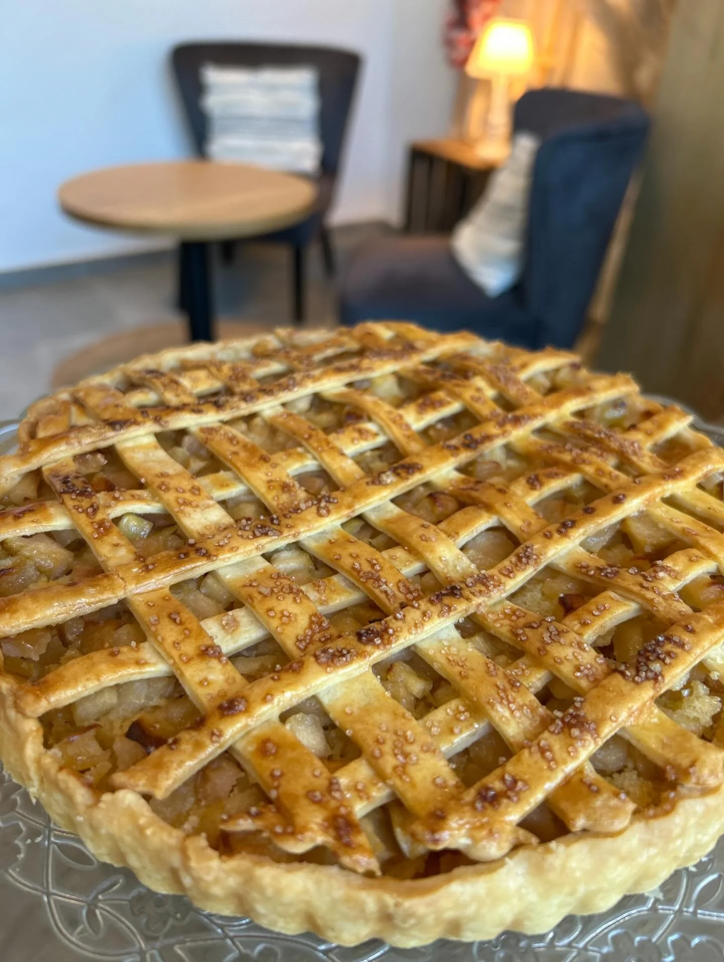 Tarte aux pommes et frangipane

Sur un fond de p&acirc;te d&eacute;licatement dor&eacute;e, repose une g&eacute;n&eacute;reuse couche de frangipane fondante, riche en amandes, qui apporte rondeur et gourmandise &agrave; chaque bouch&eacute;e. Des d&e
