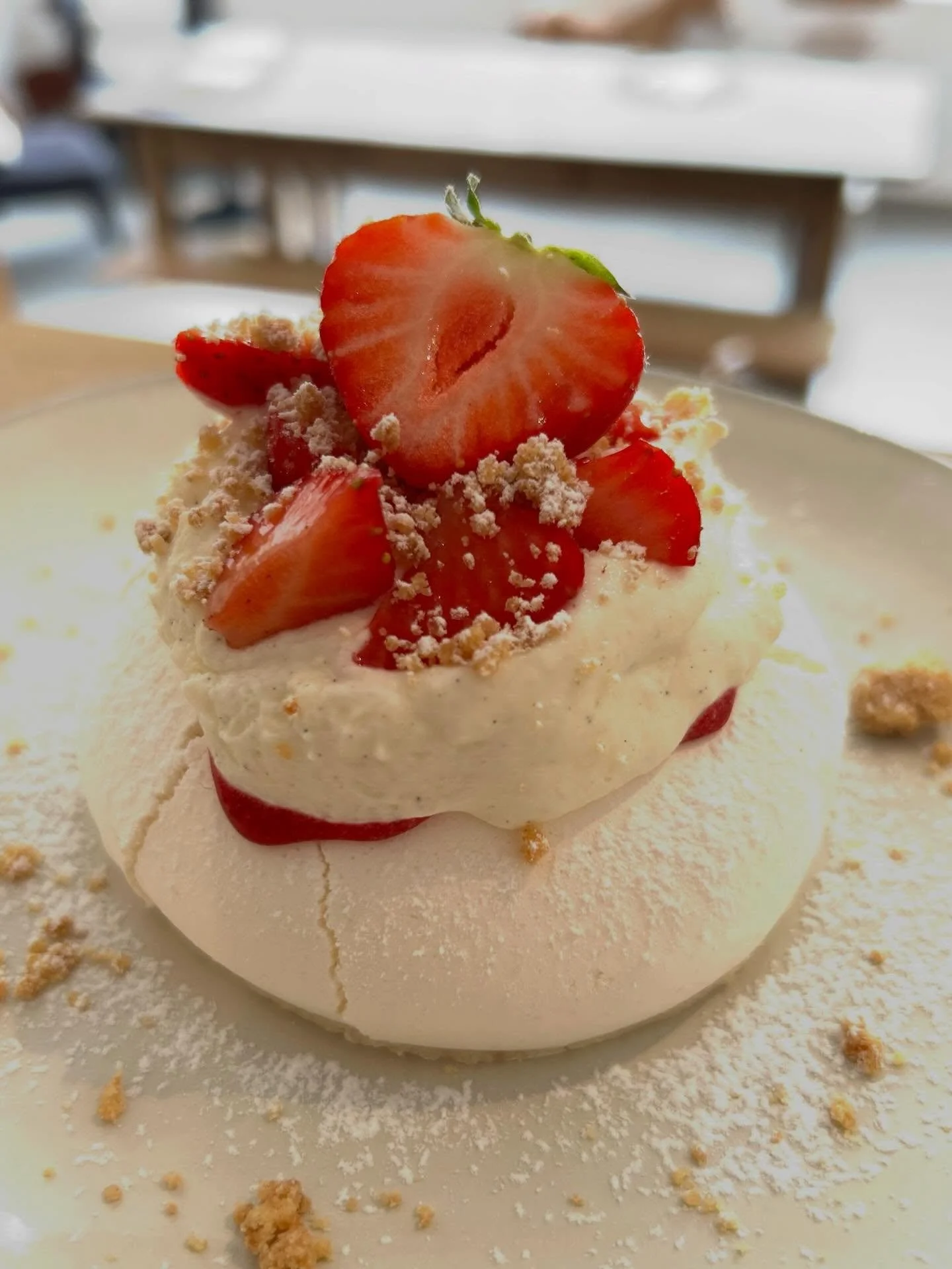 Notre pavlova sera &agrave; l&rsquo;honneur toute la belle saison.
Elle se r&eacute;invente au fil de nos envies et des produits du moment.

Les fraises sont enfin arriv&eacute;es 🍓 
Pour l&rsquo;occasion, notre pavlova se pare de belles fraises fra