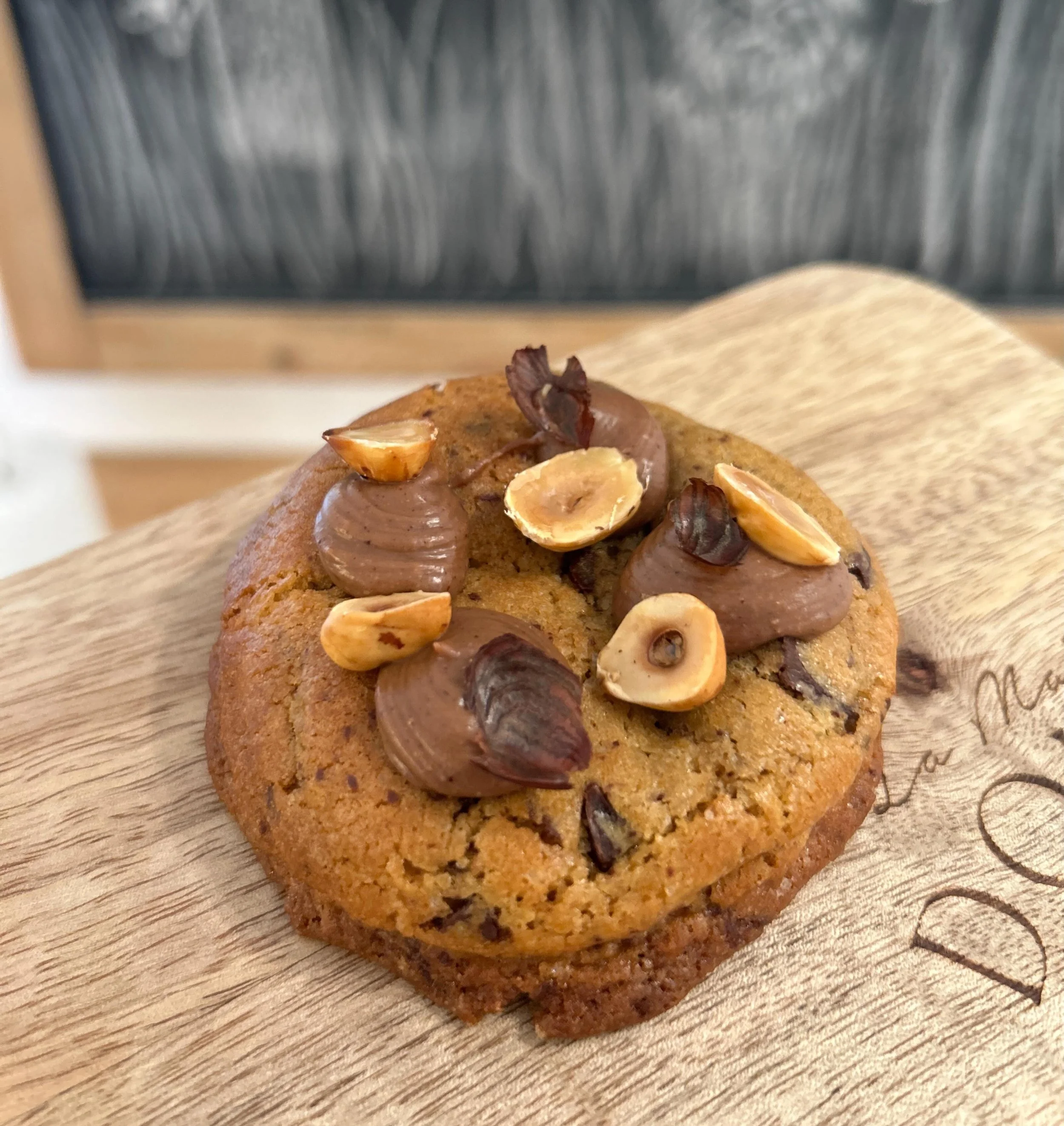 Notre cookie gianduja aux p&eacute;pites de chocolat noir est une v&eacute;ritable gourmandise. Il r&eacute;v&egrave;le des notes gourmandes de noisette et de chocolat, sublim&eacute;es par de g&eacute;n&eacute;reuses p&eacute;pites de chocolat noir.
