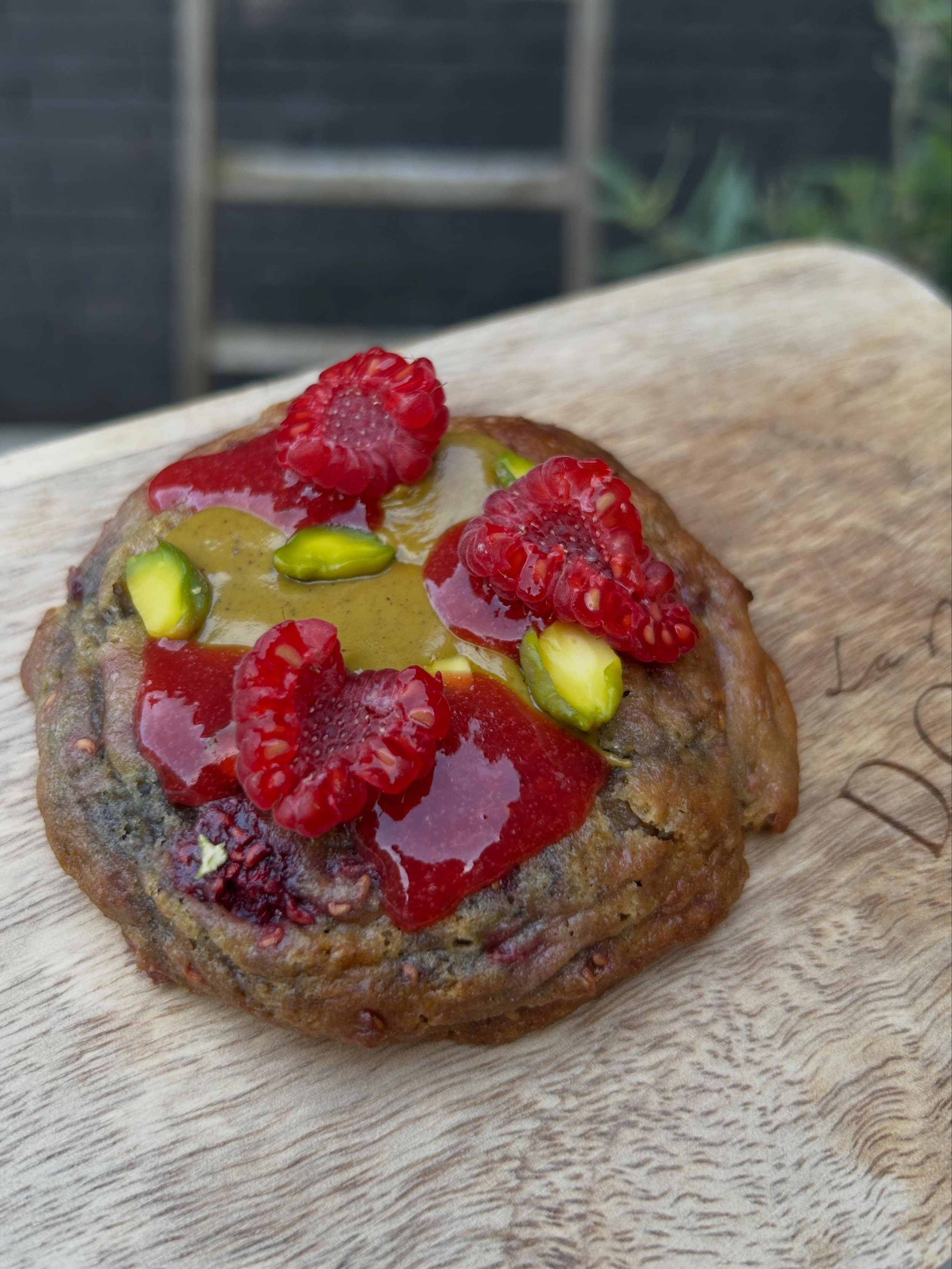 D&eacute;couvrez notre tout nouveau cookie pistache-framboise.

Un cookie g&eacute;n&eacute;reux, l&eacute;g&egrave;rement croustillant &agrave; l&rsquo;ext&eacute;rieur et incroyablement moelleux &agrave; l&rsquo;int&eacute;rieur.
La douceur de la p