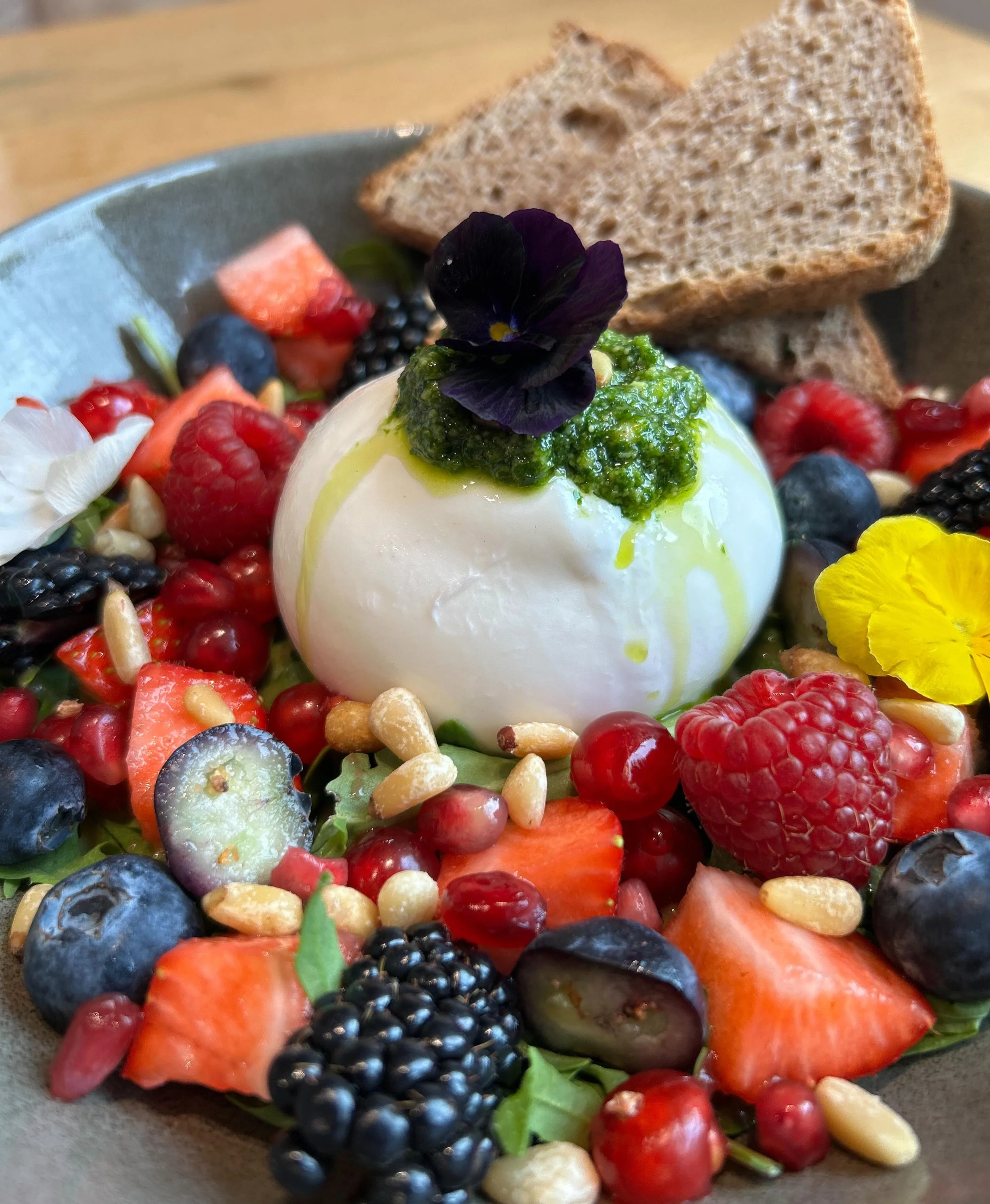La semaine s&rsquo;annonce id&eacute;ale pour d&eacute;guster notre burrata aux fruits rouges. 

Un m&eacute;lange color&eacute; et gourmand de framboises, fraises, myrtilles, m&ucirc;res, groseilles et grenade, accompagn&eacute; d&rsquo;un pesto de 