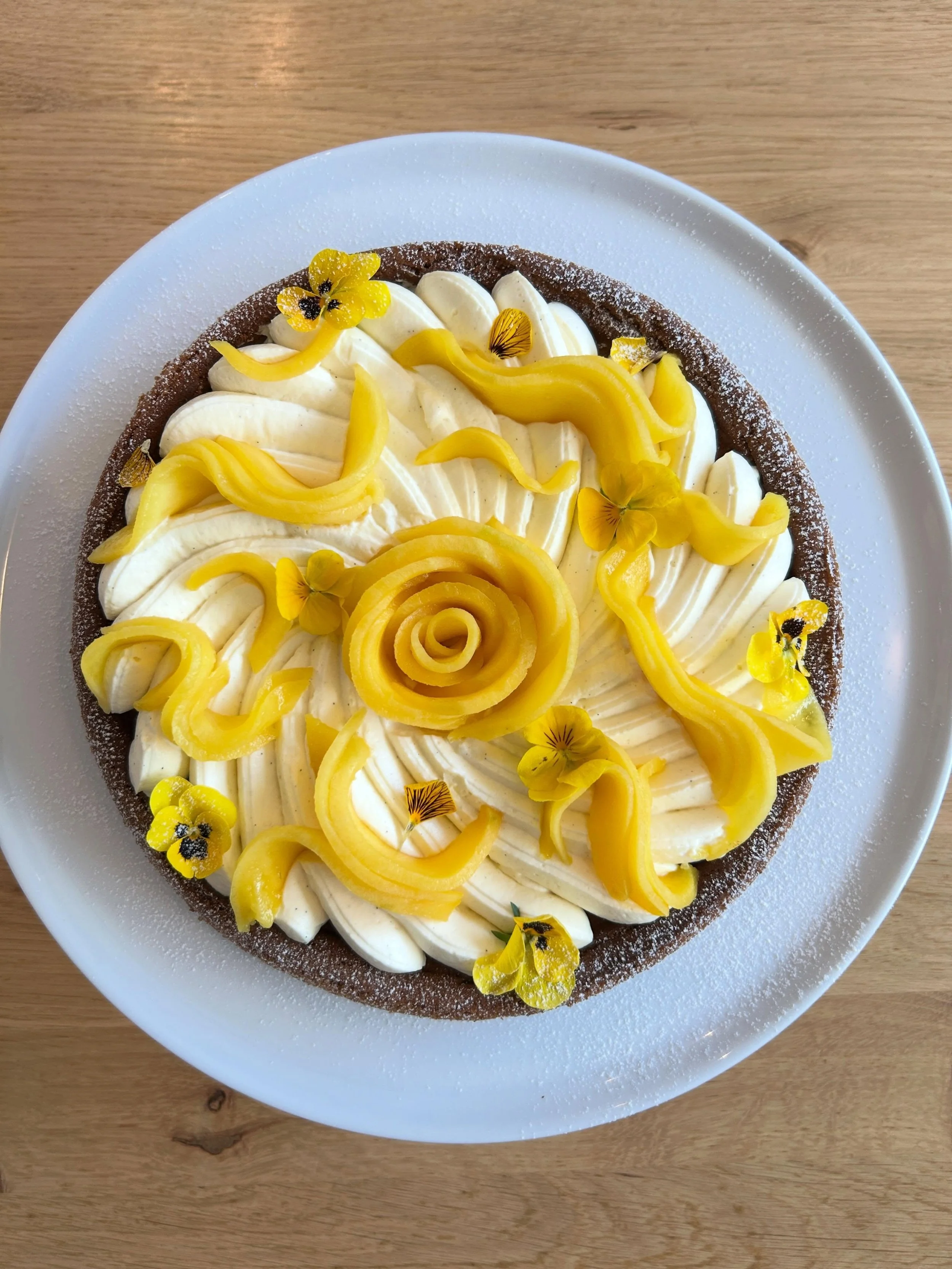 Nos tartes sucr&eacute;es : un r&eacute;gal pour les yeux et les papilles.

Parce qu&rsquo;une belle tarte doit &ecirc;tre aussi d&eacute;licieuse qu&rsquo;elle en a l&rsquo;air, nous imaginons chaque cr&eacute;ation avec soin et gourmandise.

Sur un