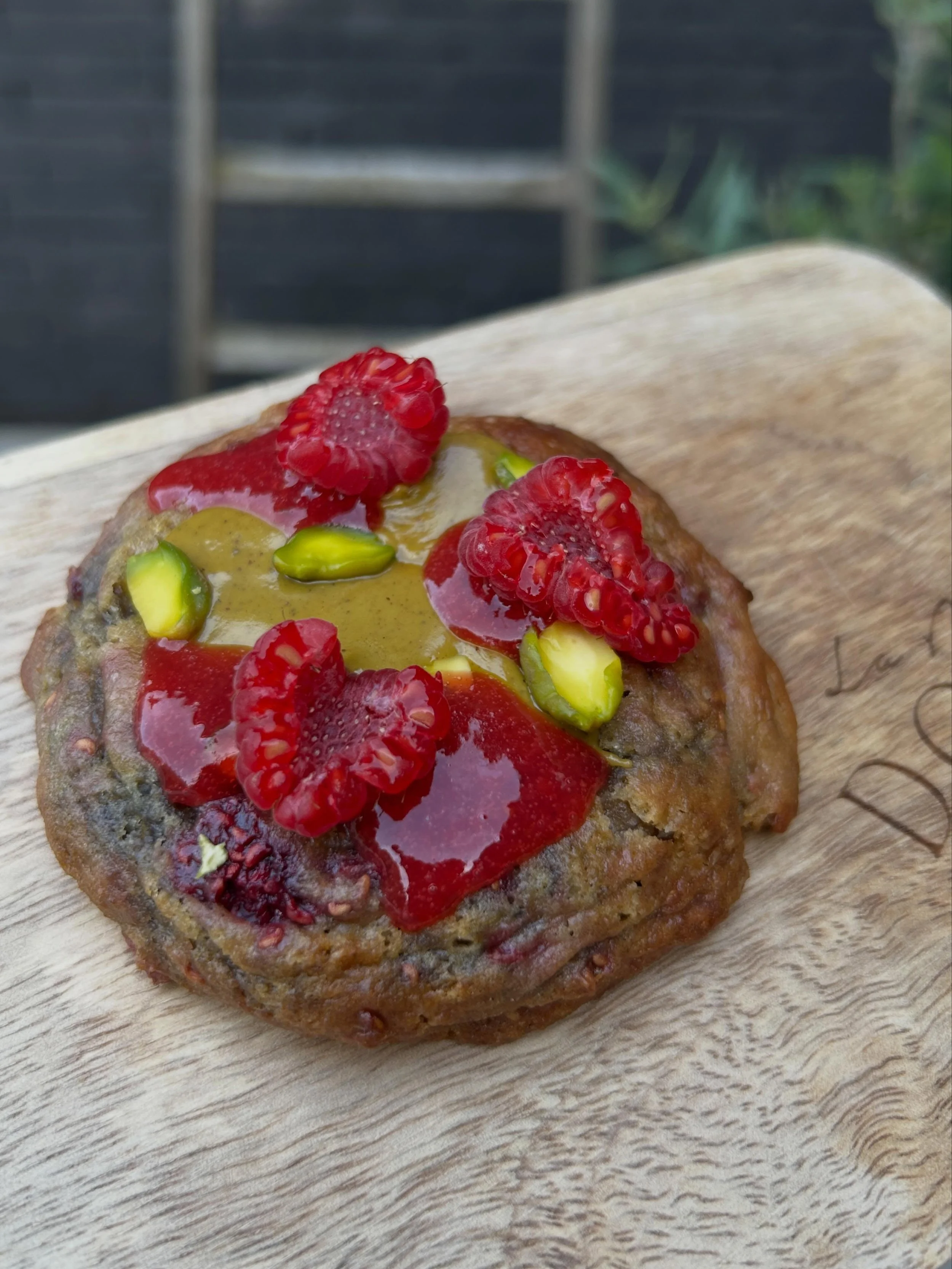 D&eacute;couvrez notre tout nouveau cookie pistache-framboise.

Un cookie g&eacute;n&eacute;reux, l&eacute;g&egrave;rement croustillant &agrave; l&rsquo;ext&eacute;rieur et incroyablement moelleux &agrave; l&rsquo;int&eacute;rieur.
La douceur de la p