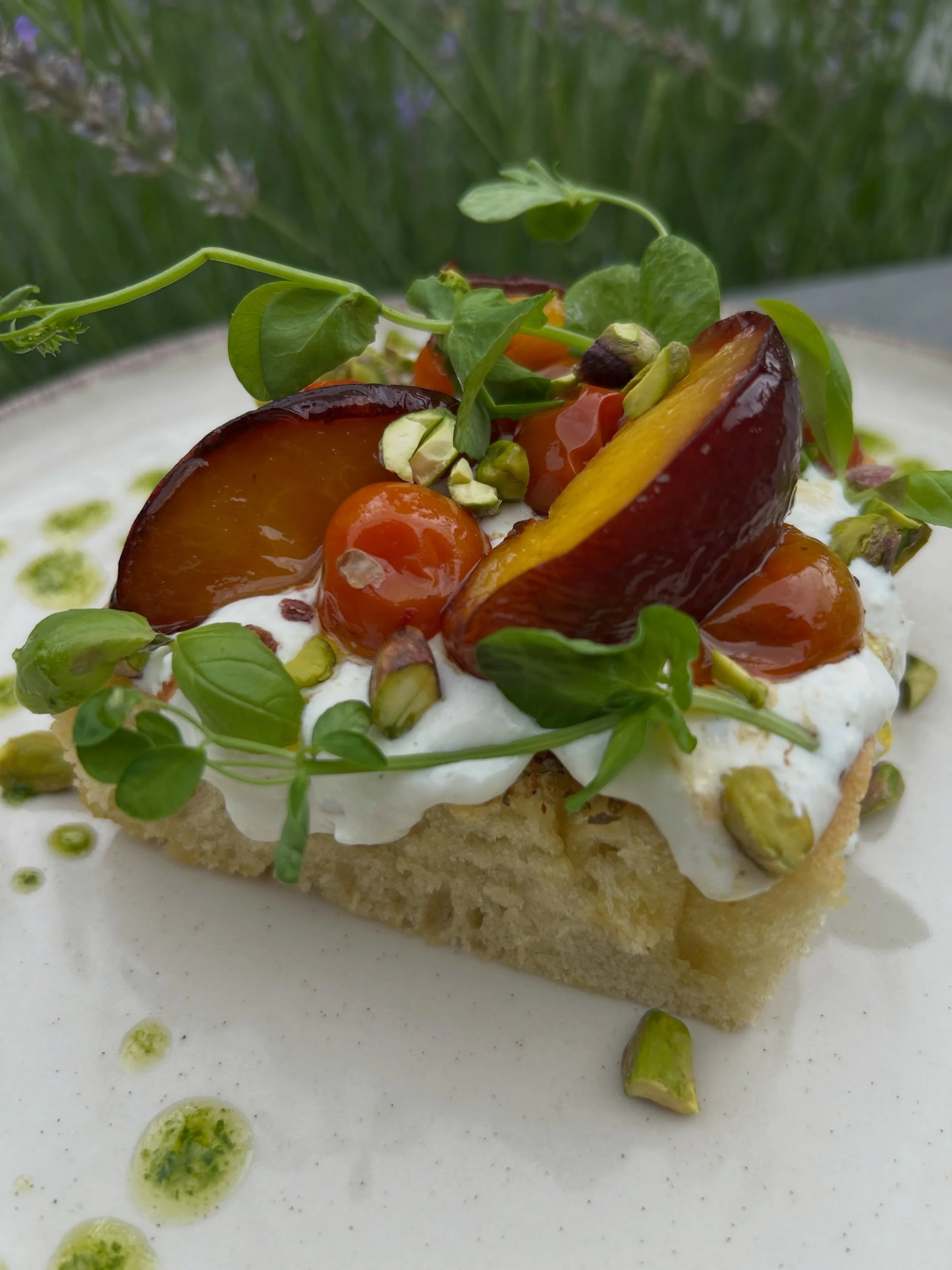 Notre nouvelle suggestion du moment 

D&eacute;couvrez notre nouvelle cr&eacute;ation : une focaccia maison, moelleuse et d&eacute;licatement dor&eacute;e, garnie d&rsquo;une onctueuse cr&egrave;me de feta, de p&ecirc;ches et de tomates r&ocirc;ties.