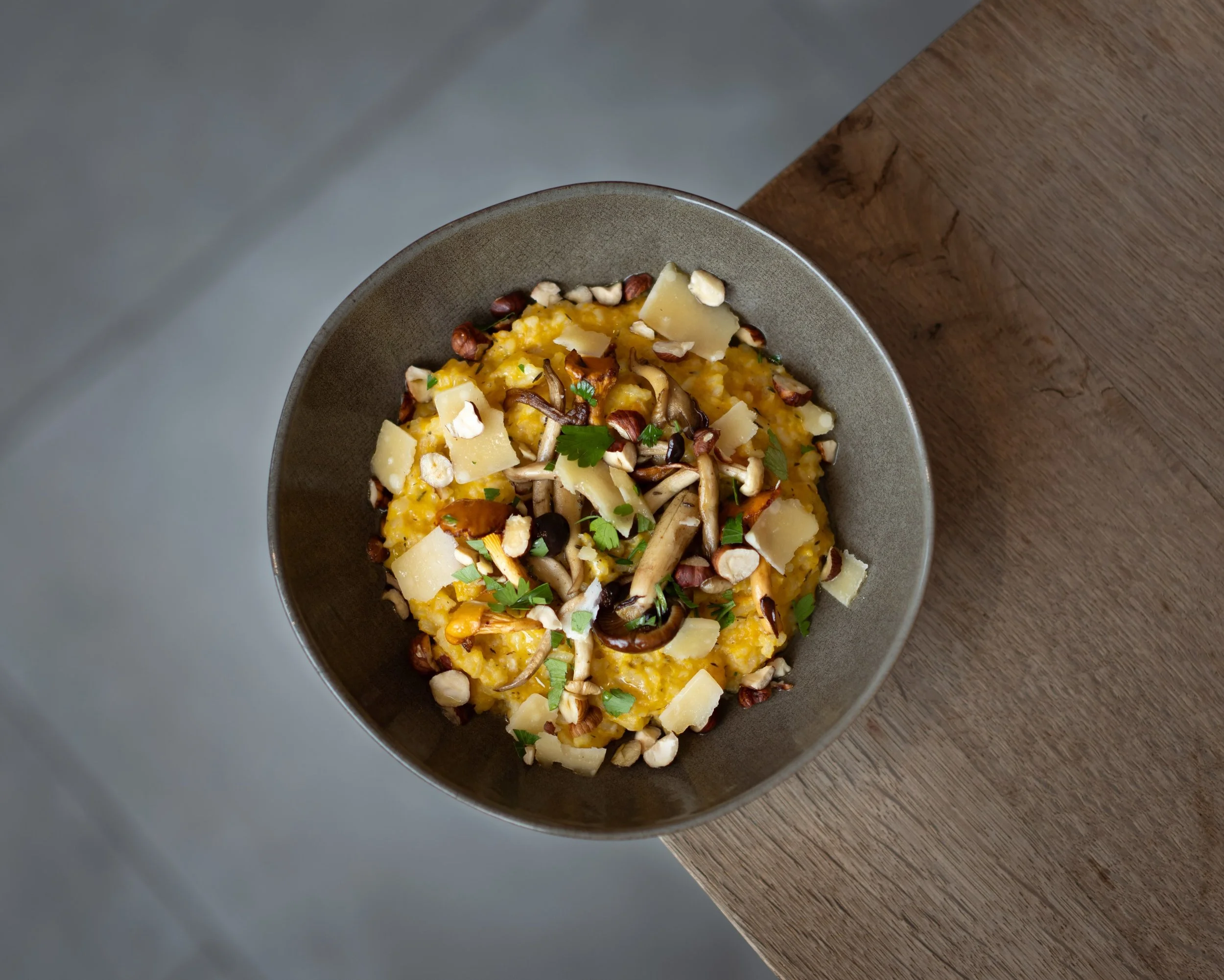 L&rsquo;automne s&rsquo;invite dans votre assiette ! 

Laissez-vous s&eacute;duire par notre d&eacute;licieux risotto au butternut et aux champignons des bois. 
Une alliance gourmande entre la douceur velout&eacute;e du butternut et les saveurs bois&
