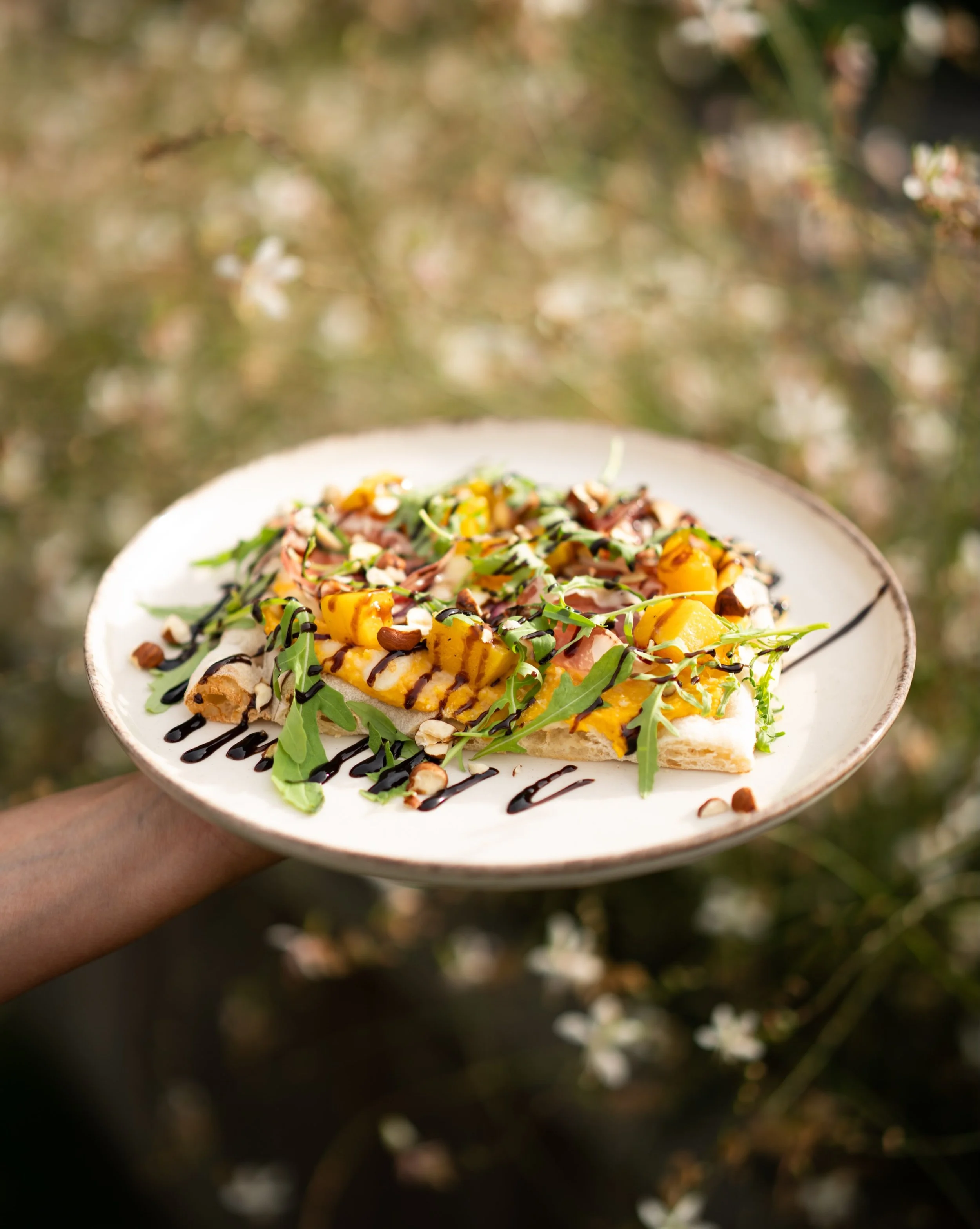 La pinsa d&rsquo;automne est arriv&eacute;e ! 

Apr&egrave;s son grand succ&egrave;s cet &eacute;t&eacute;, elle revient dans une version aux saveurs automnales. 

Au menu : pur&eacute;e de courge, d&eacute;s de butternut, coppa, roquette, noisettes 