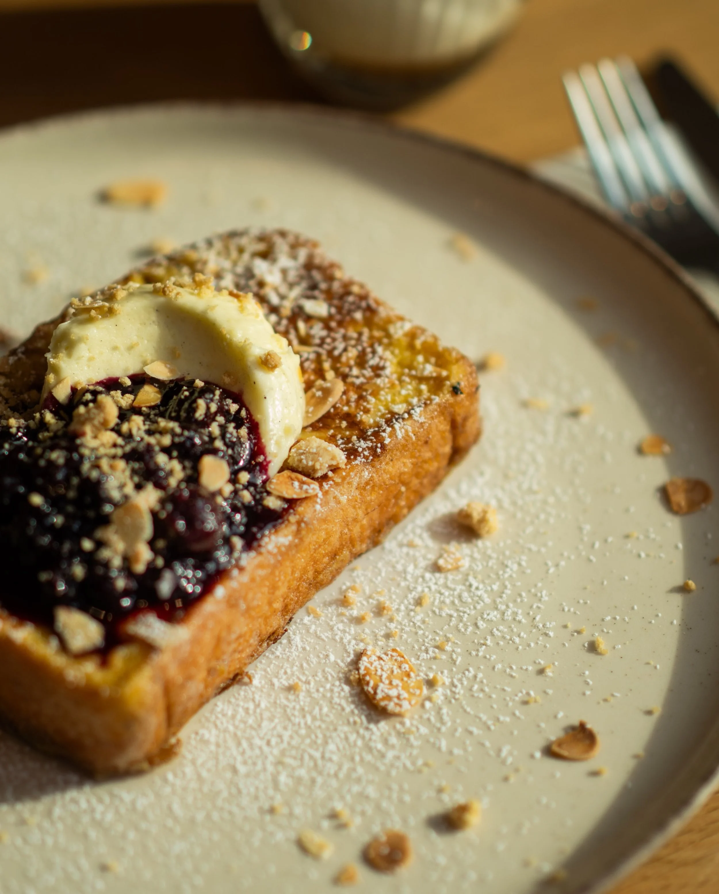 Une brioche moelleuse et toute douce, sublim&eacute;e par une onctueuse cr&egrave;me au Philadelphia et une d&eacute;licieuse compot&eacute;e de myrtilles. 

Parfaite pour commencer la journ&eacute;e sur une note gourmande ou pour s&rsquo;offrir une 