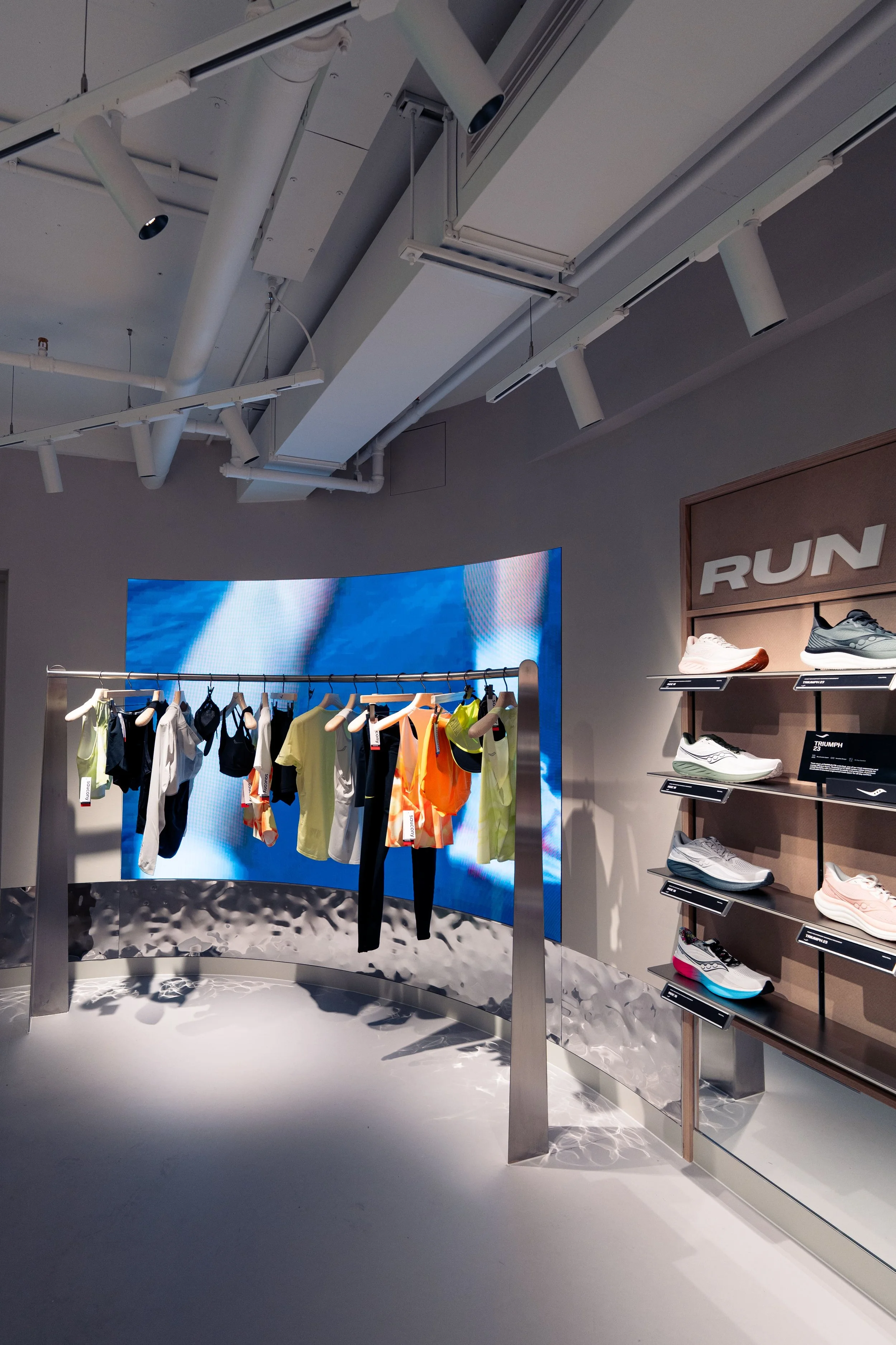 digital-led-screens-curved-saucony-recessed-wall.jpg