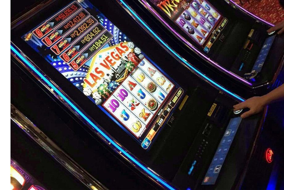 curved-lcd-digital-display-gaming-machine.jpg