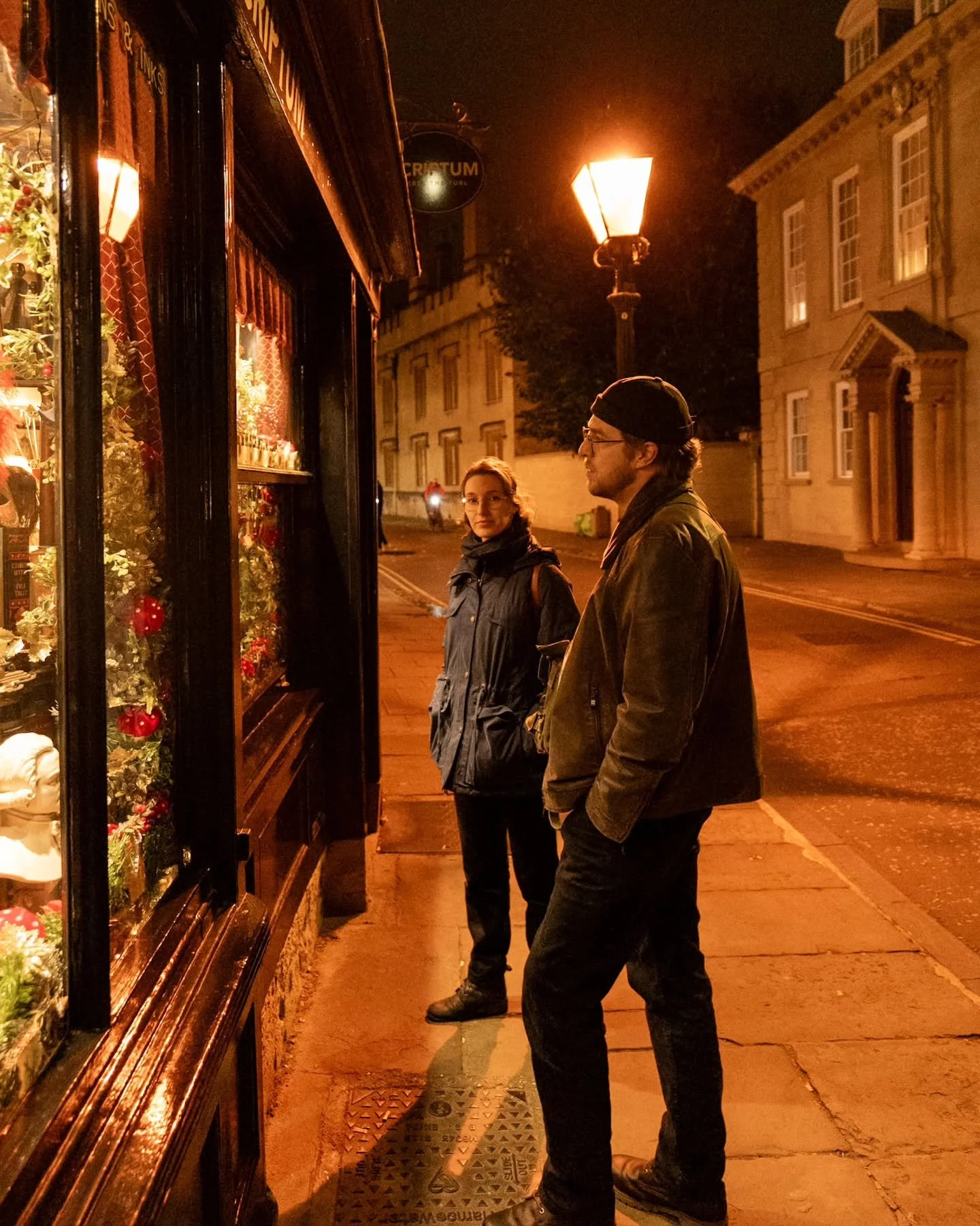 We paid a visit to Oxford to wander its old streets and climb its towers. Exploring every little nook and cranny to uncover the many stories hidden within them. The rich history of the town can be clearly felt when walking it's cobblestone roads 🇬🇧