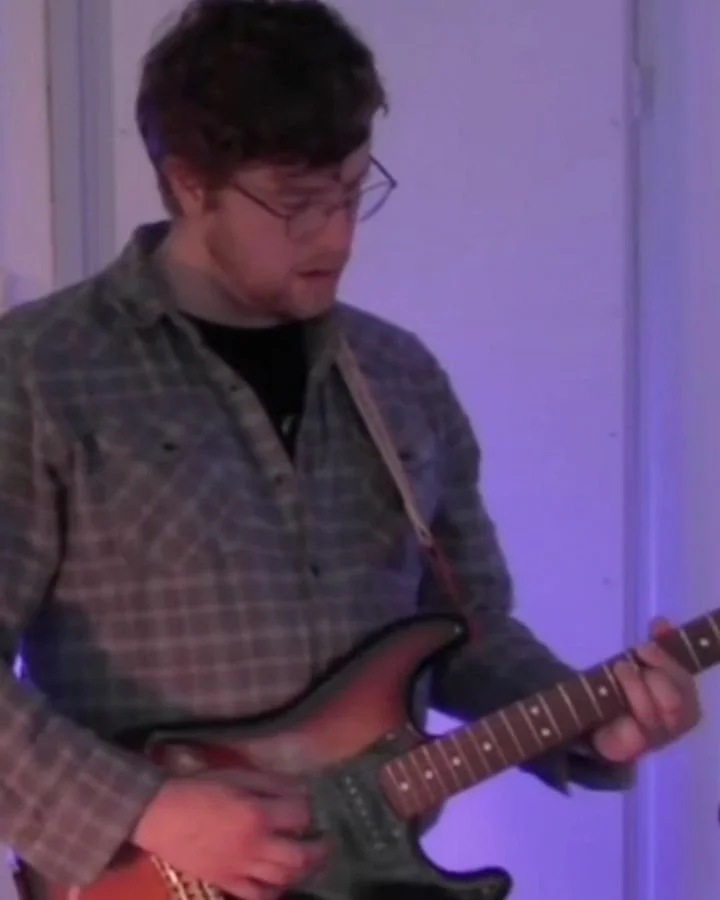 Balancing on the edge of tone, where weight and texture start to appear

#alternativemusic #guitartexture #ambientguitar #sounddesign #newmusic