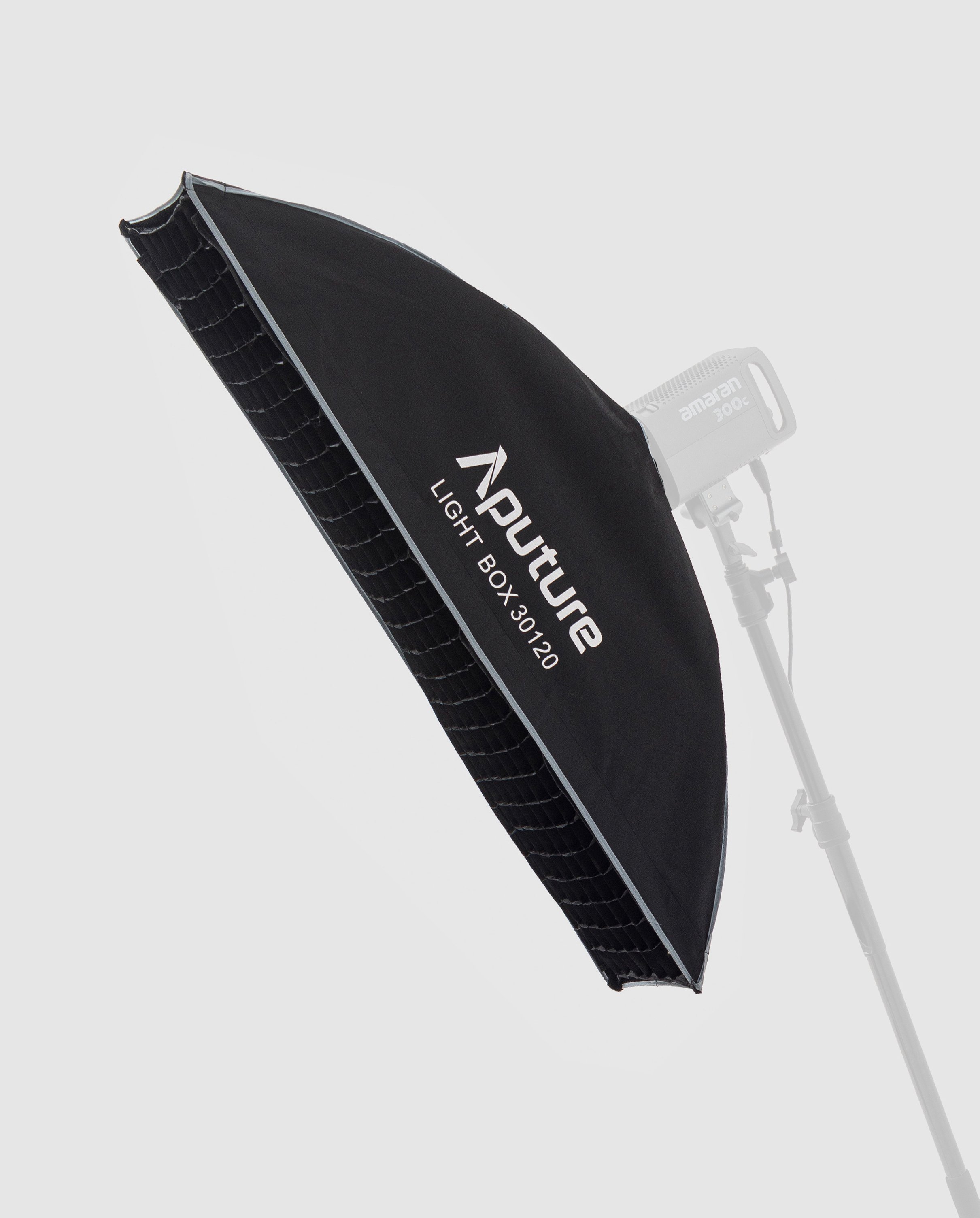 1x Aputure Strip Softbox 30x120M (con rejilla de nido de abeja)