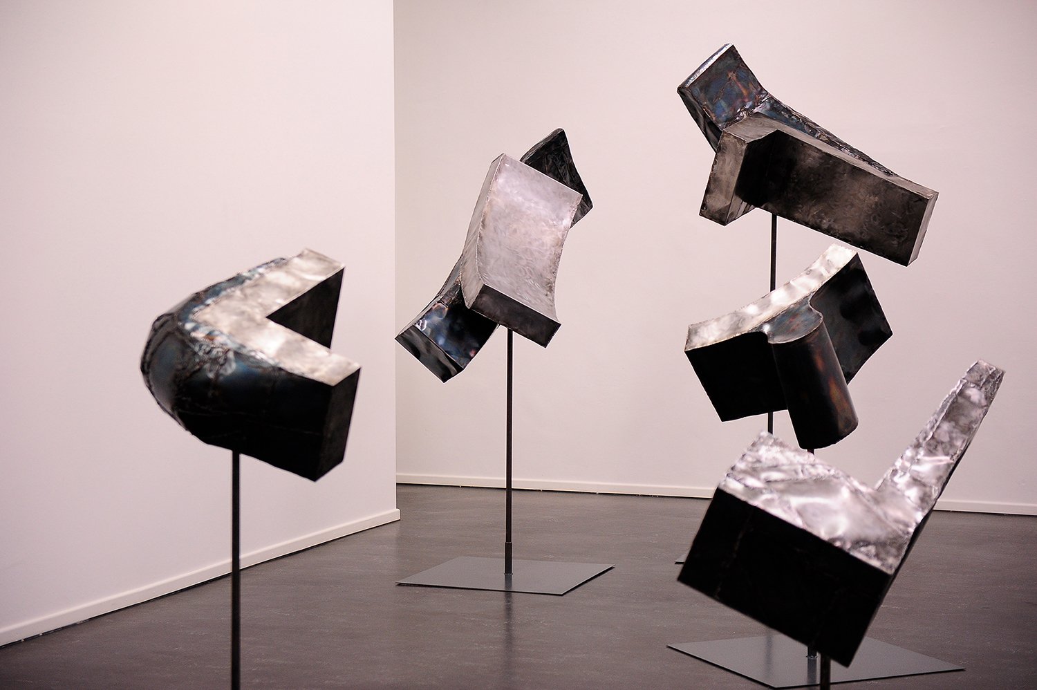  die 5-teilige Stahl-Skulptur im Ausstellungsraum 