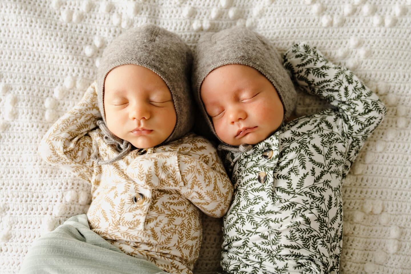 These baby boys 🤍🤍 scroll to see how they spontaneously interlocked arms. 
.
.
#twins #twinboys #identicaltwins #brothers #togetherfromthestart #lifestylephotography #newbornphotography #newbornsession #hoboken #hobokenphotographer #hobokennewbornp