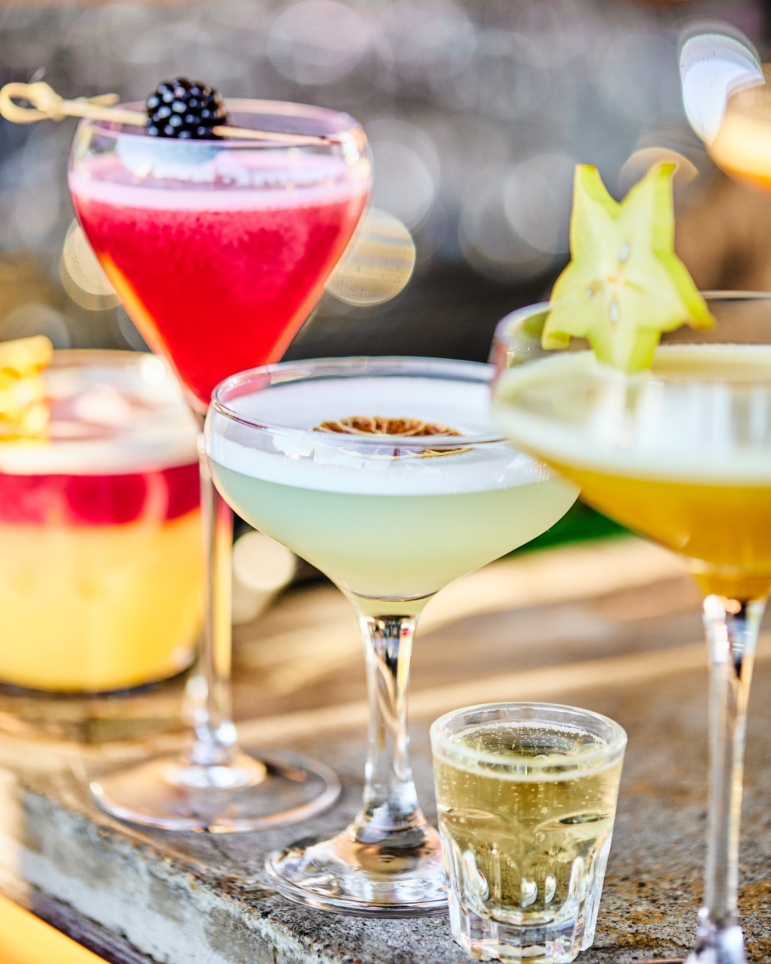 Cocktailer presentert på bardisken på takterassen til BAR Vulkan
