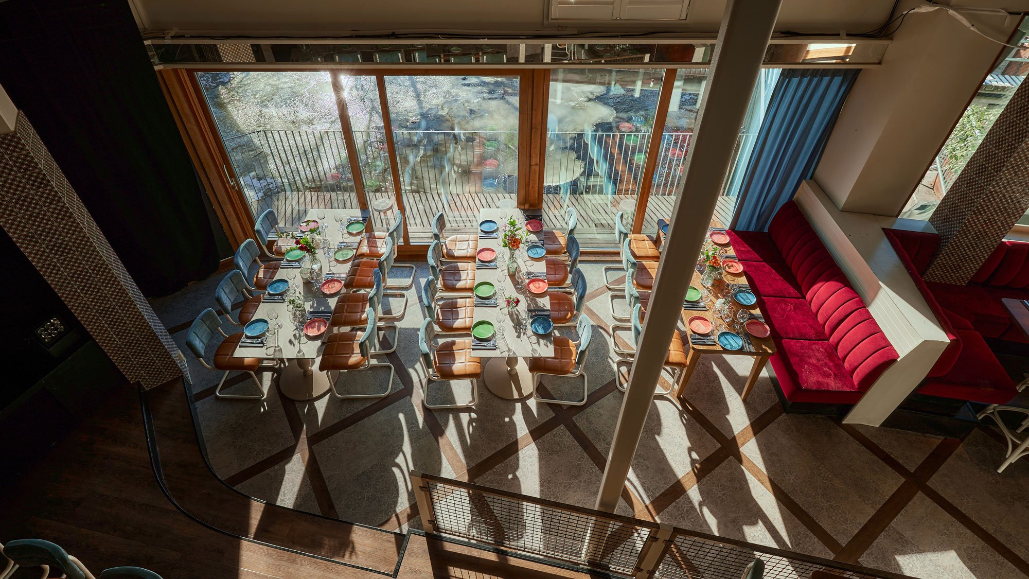 Selskapslokaler: Oppdekket firkantede bord i første etasjen på BAR Vulkan.