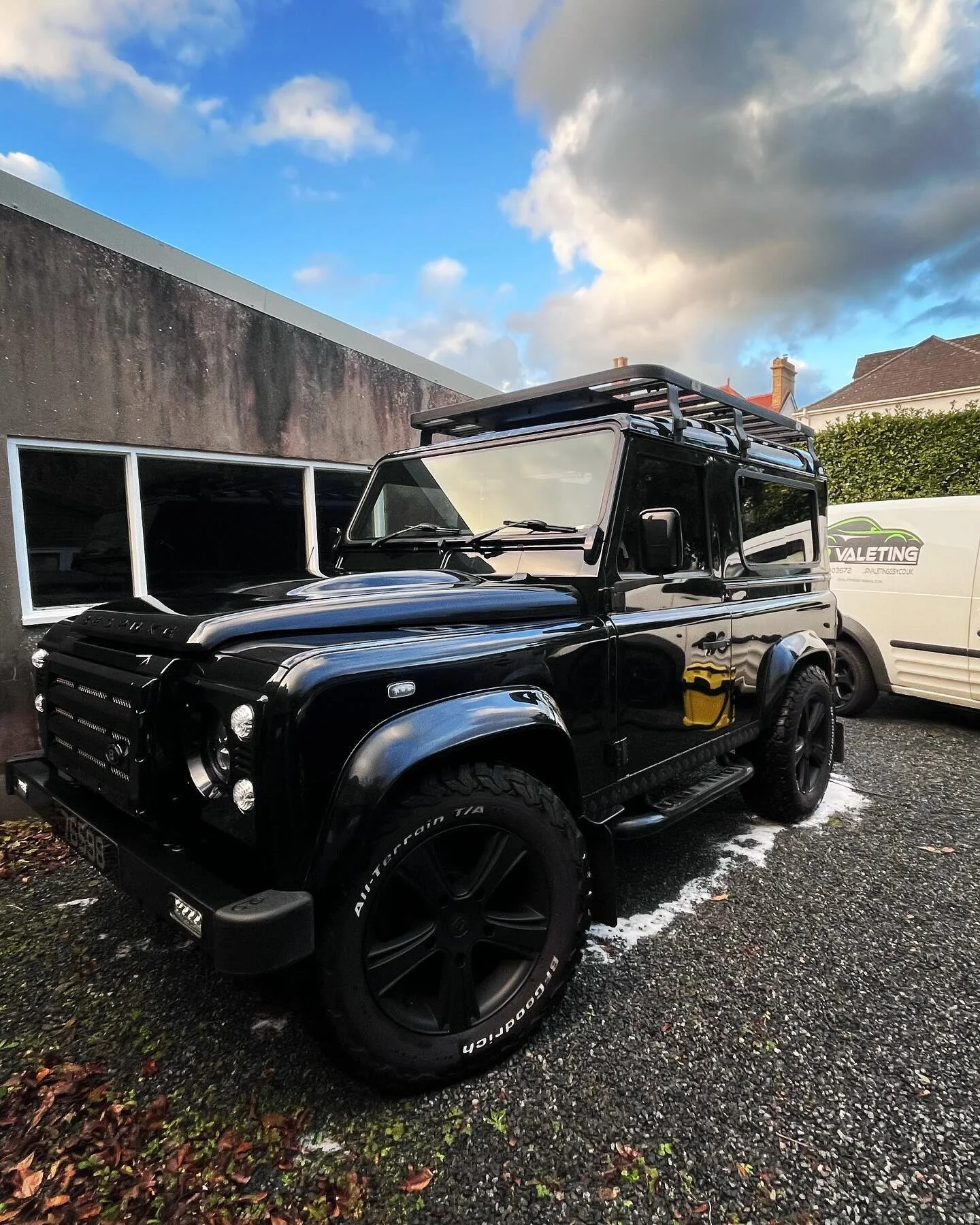 Bespoke Defender in for our Premium Detail ✔️
Why choose us? 
✅ Safe Washing Methods 
✅ Fully Insured 
✅ Reliable 
✅ Available 7 Days a Week
✅ Online Booking
📞 07781 403672
🛜 Jrvaletinggsy.co.uk
📧 Jrvaletinggsy@gmail.com