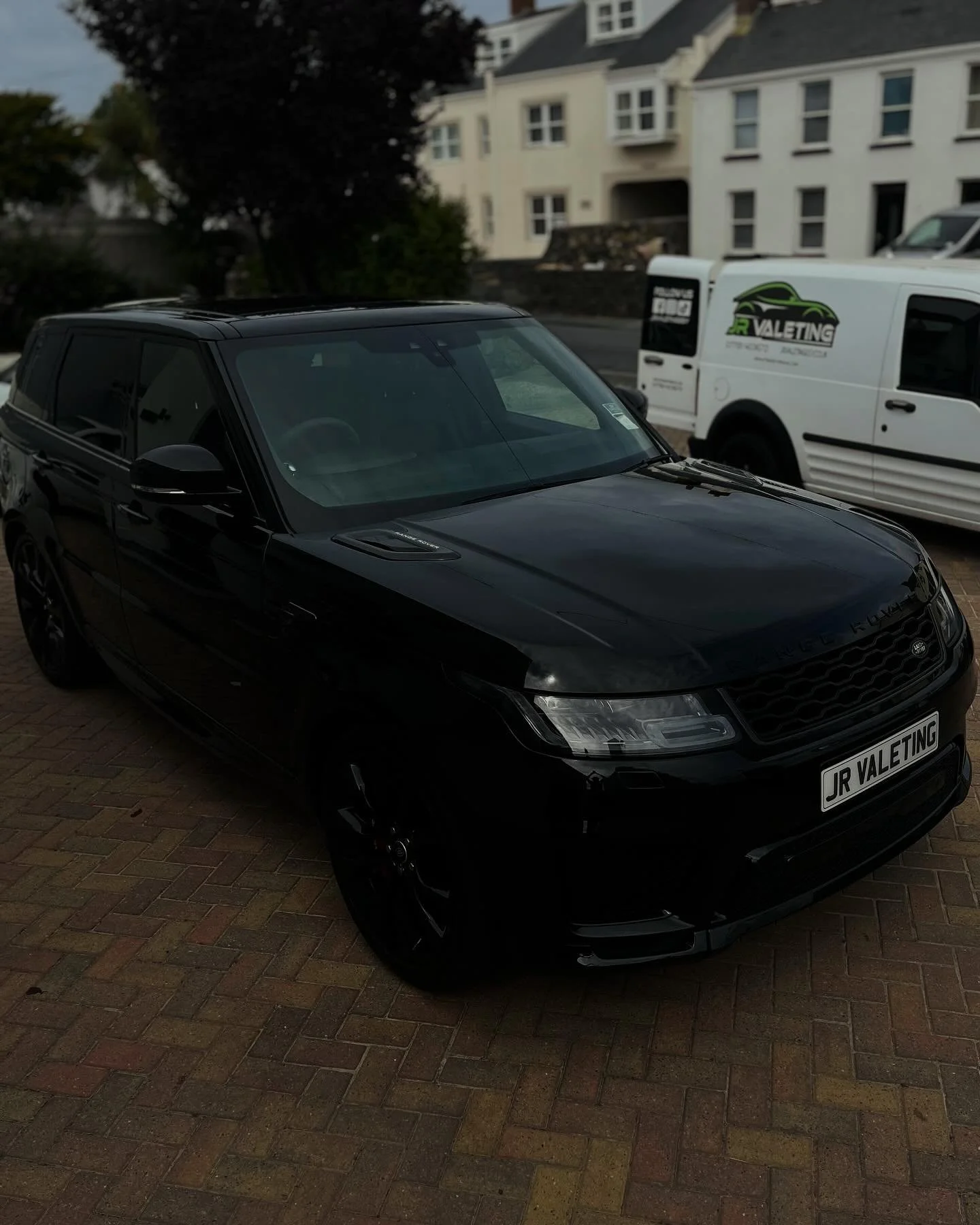 Range Rover in for our Enhancement Package ⚫️
We carried out a Full single Stage machine polish to remove light swirls and scratches. Also applying a Ceramic Sealant to optimize the longevity of the Machine Polish.
This RR is now part of our mainte