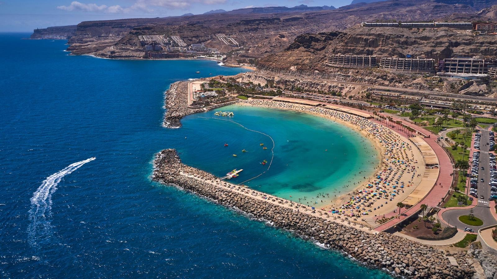 playa amadores.jpg