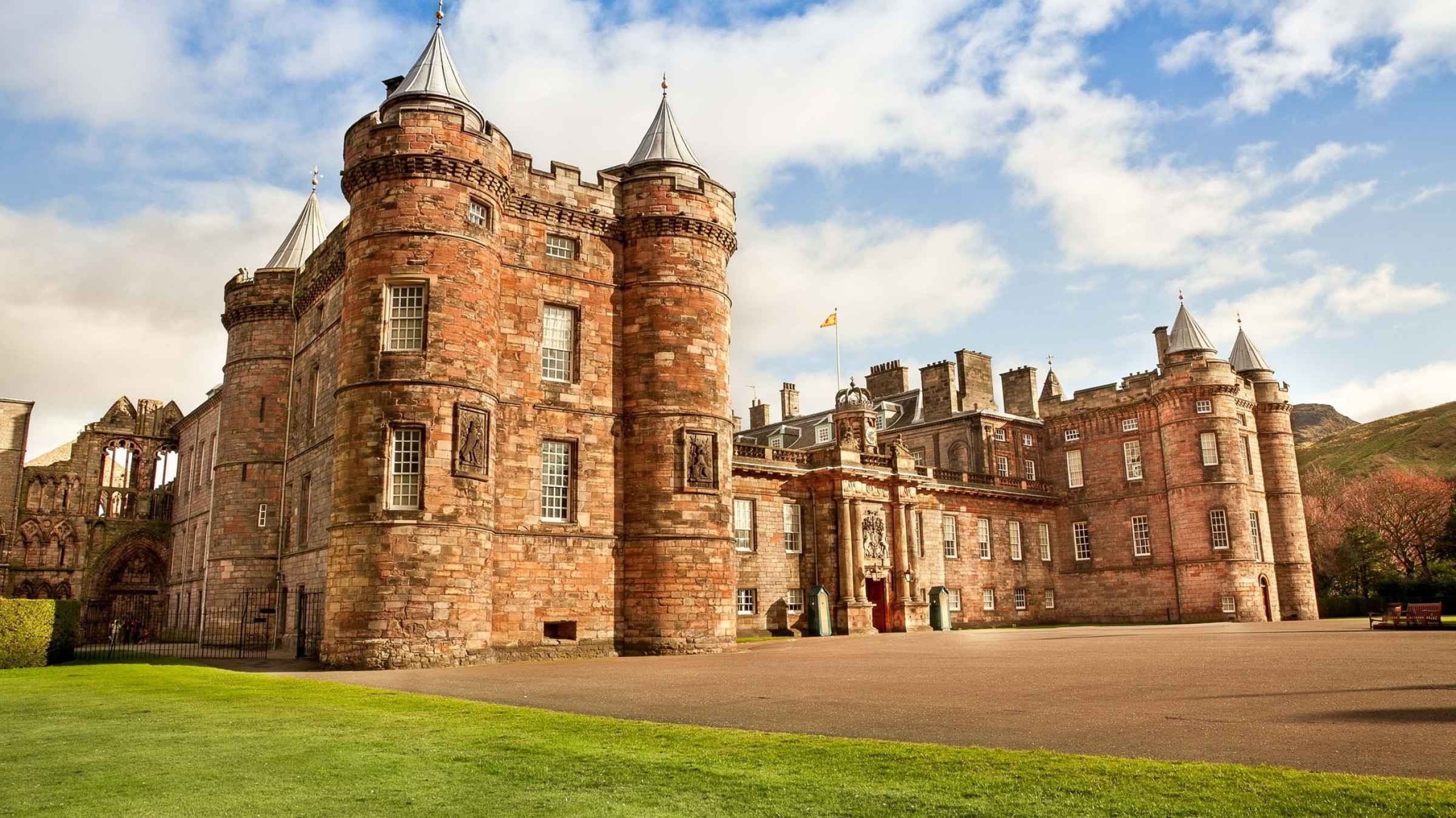 Holyrood palace.jpg