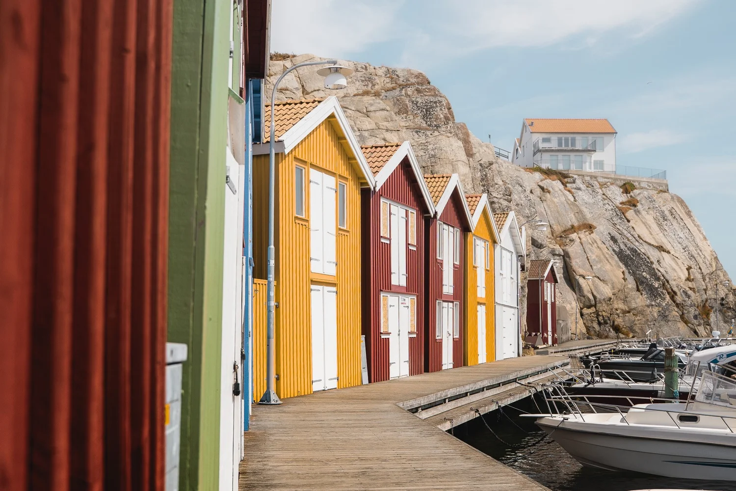 Schärenküste in Südschweden mit roten Häusern am Wasser