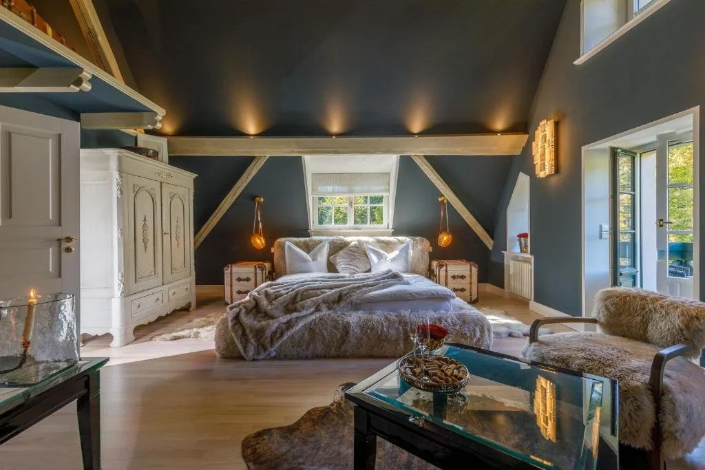 Suite der Villa Ottilienruh mit sichtbaren Holzbalken und Sitzbereich