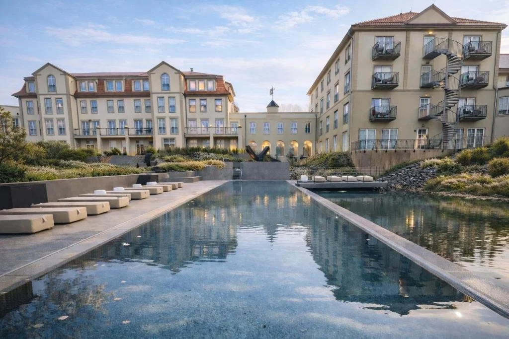 Gebäude des Naturresorts Schindelbruch mit Wasserbecken im Innenhof