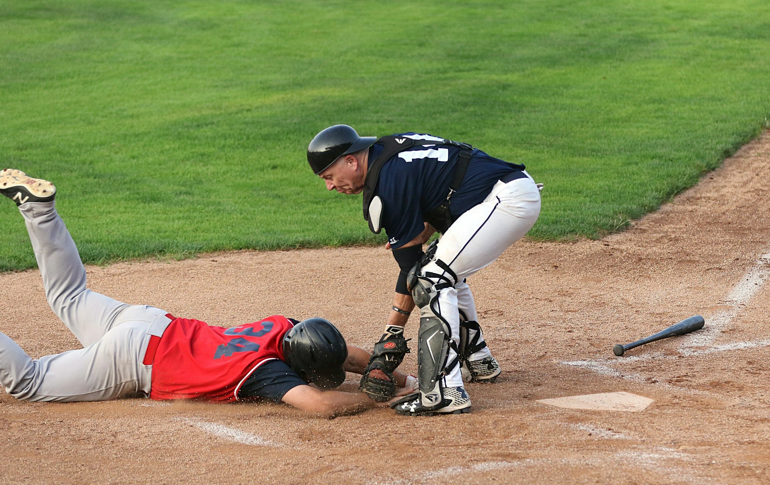 A baseball catcher tapping out an oppossing player