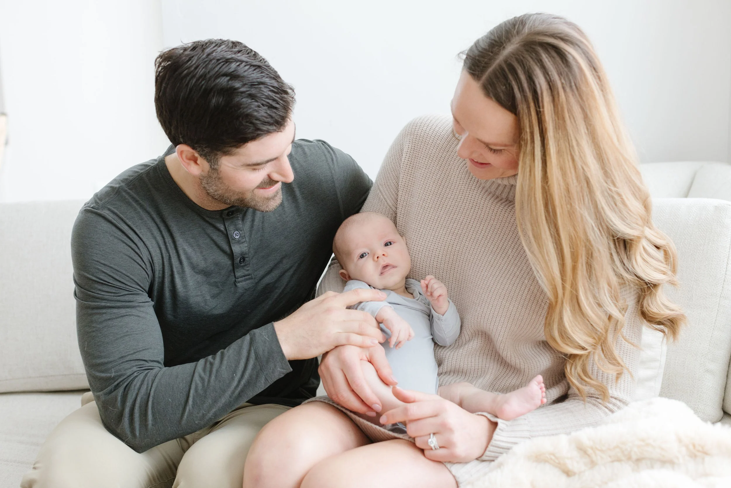 Newborn photographer in Jackson Hole captures family during in-home session.