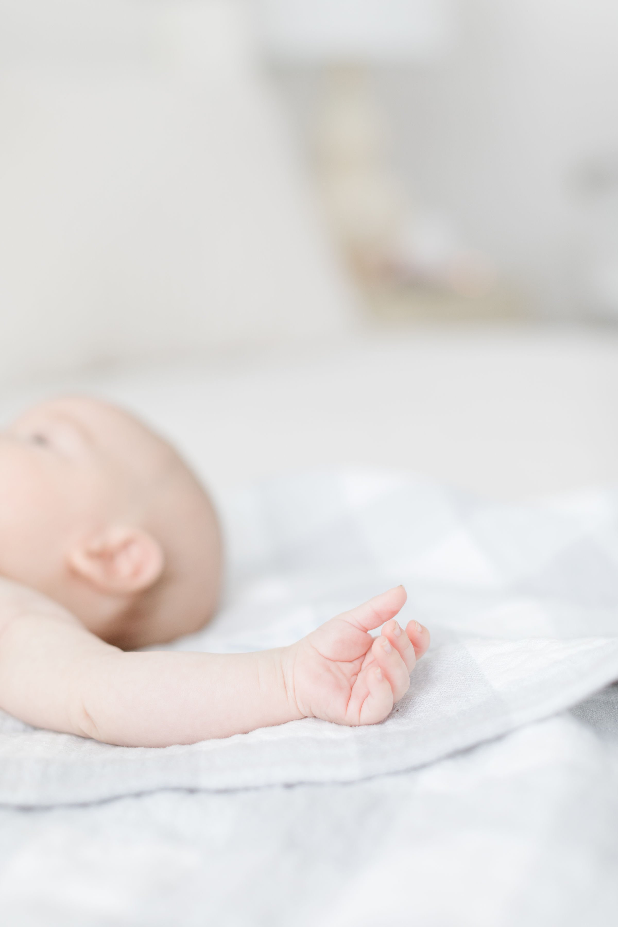  Newborn photographer in Jackson Hole captures details of baby’s hand. 