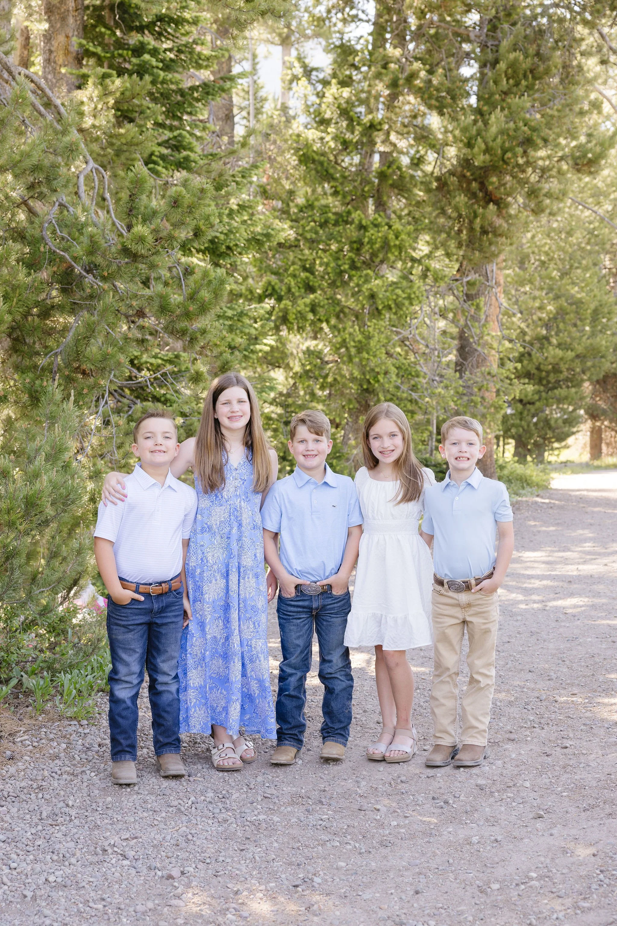  Children posing for family photos in Jackson Hole. 