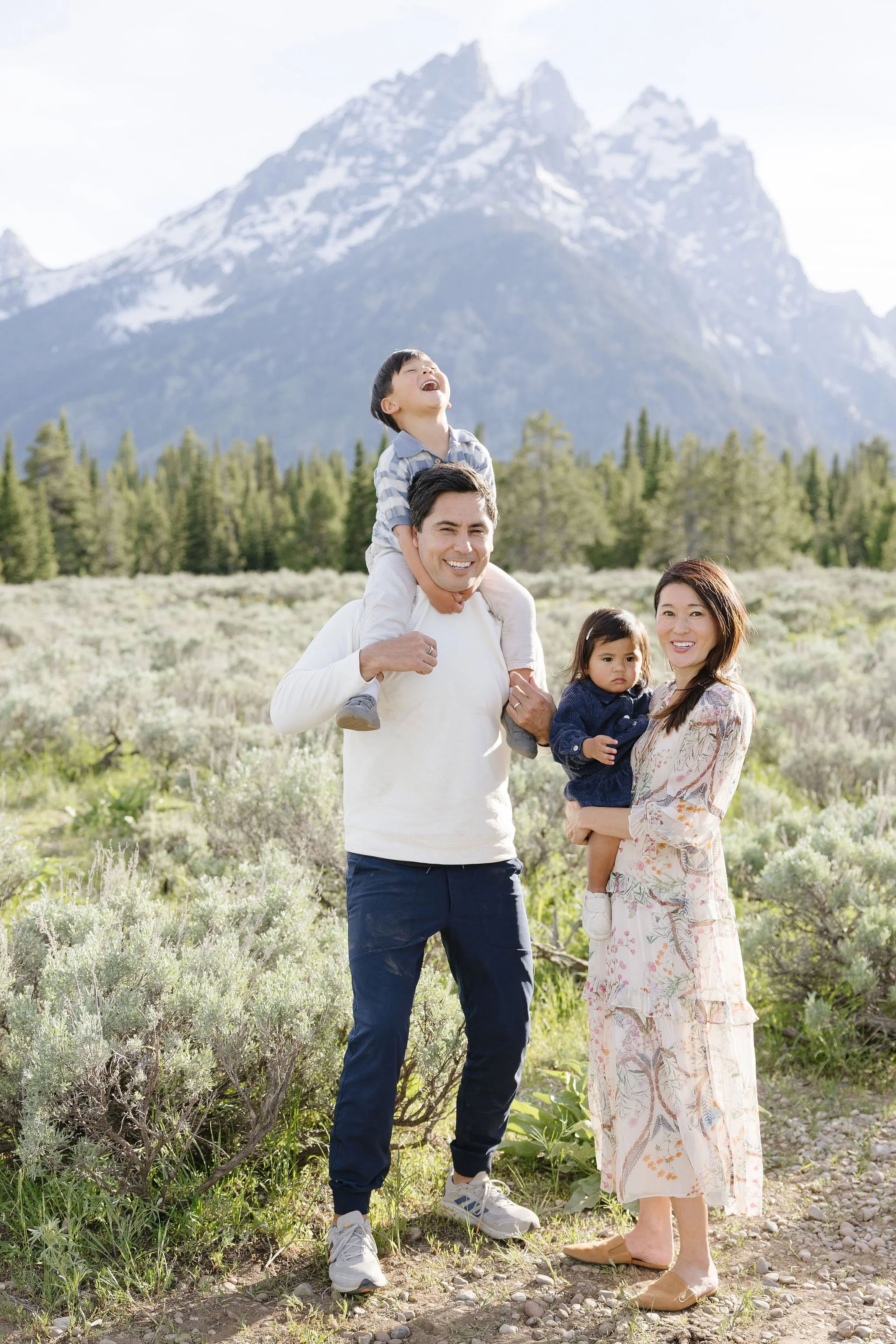  Photographer captures beautiful summer family photo outfits that look great in the Tetons. 