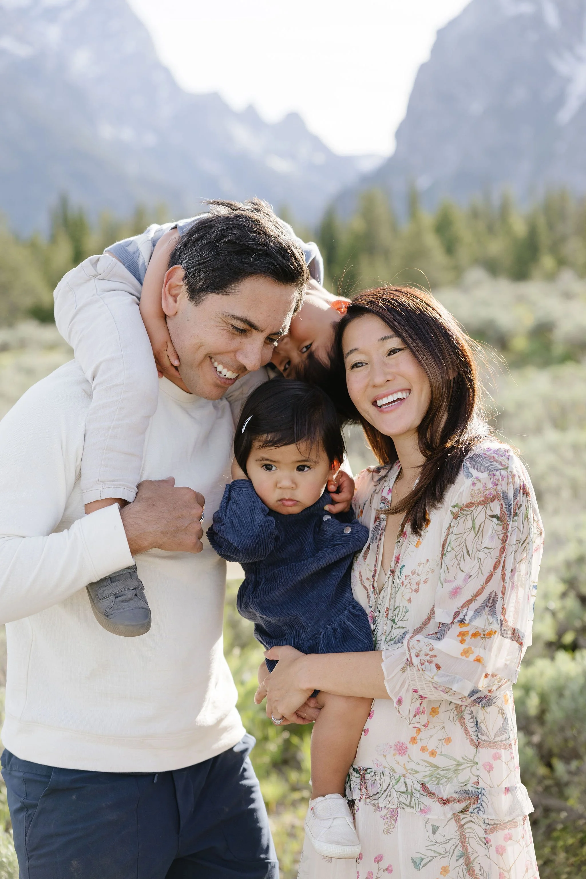 Photographer captures beautiful summer family photo outfits that look great in the Tetons. 