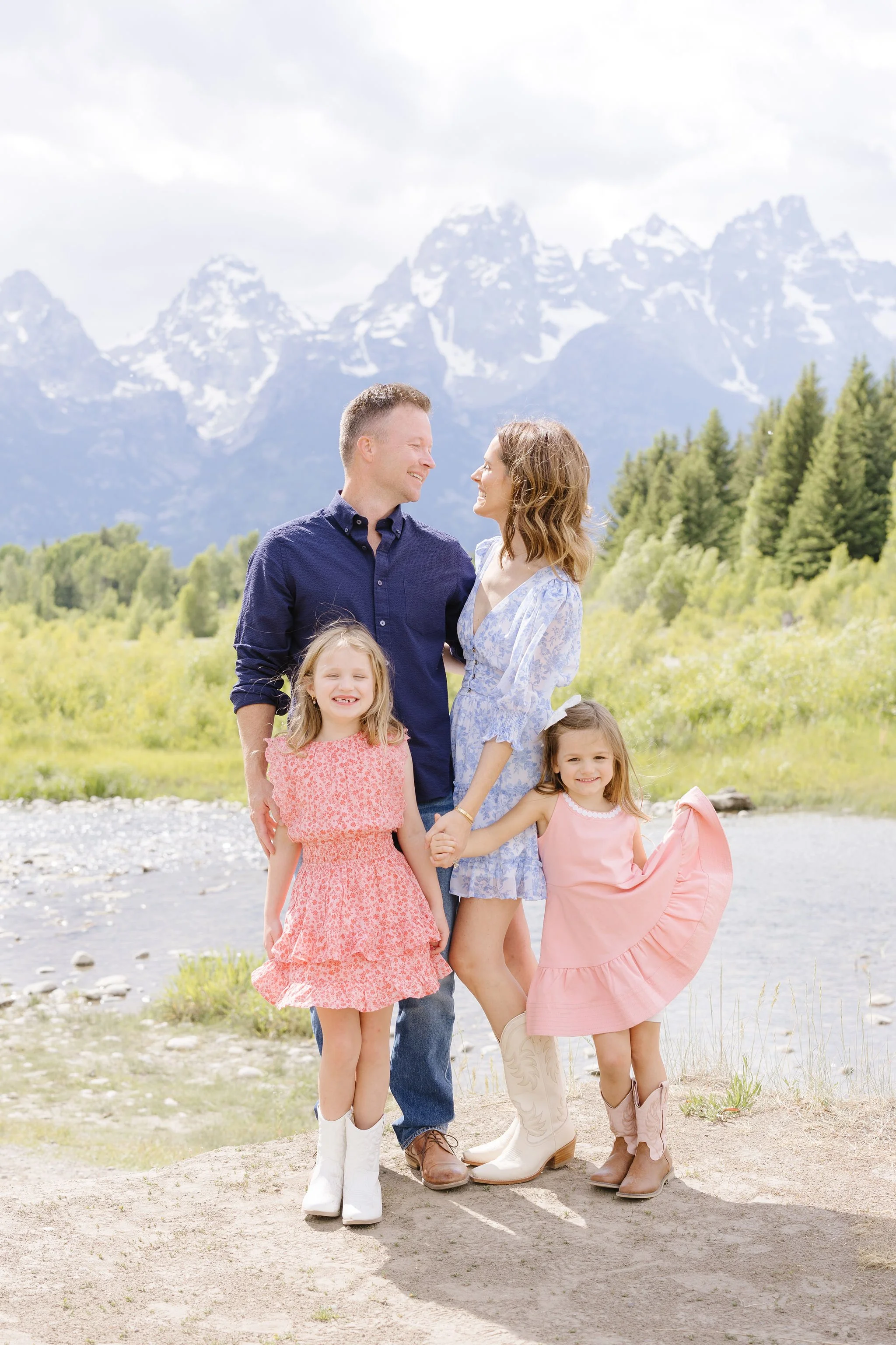  Photographer captures beautiful summer family photo outfits that look great in the Tetons. 