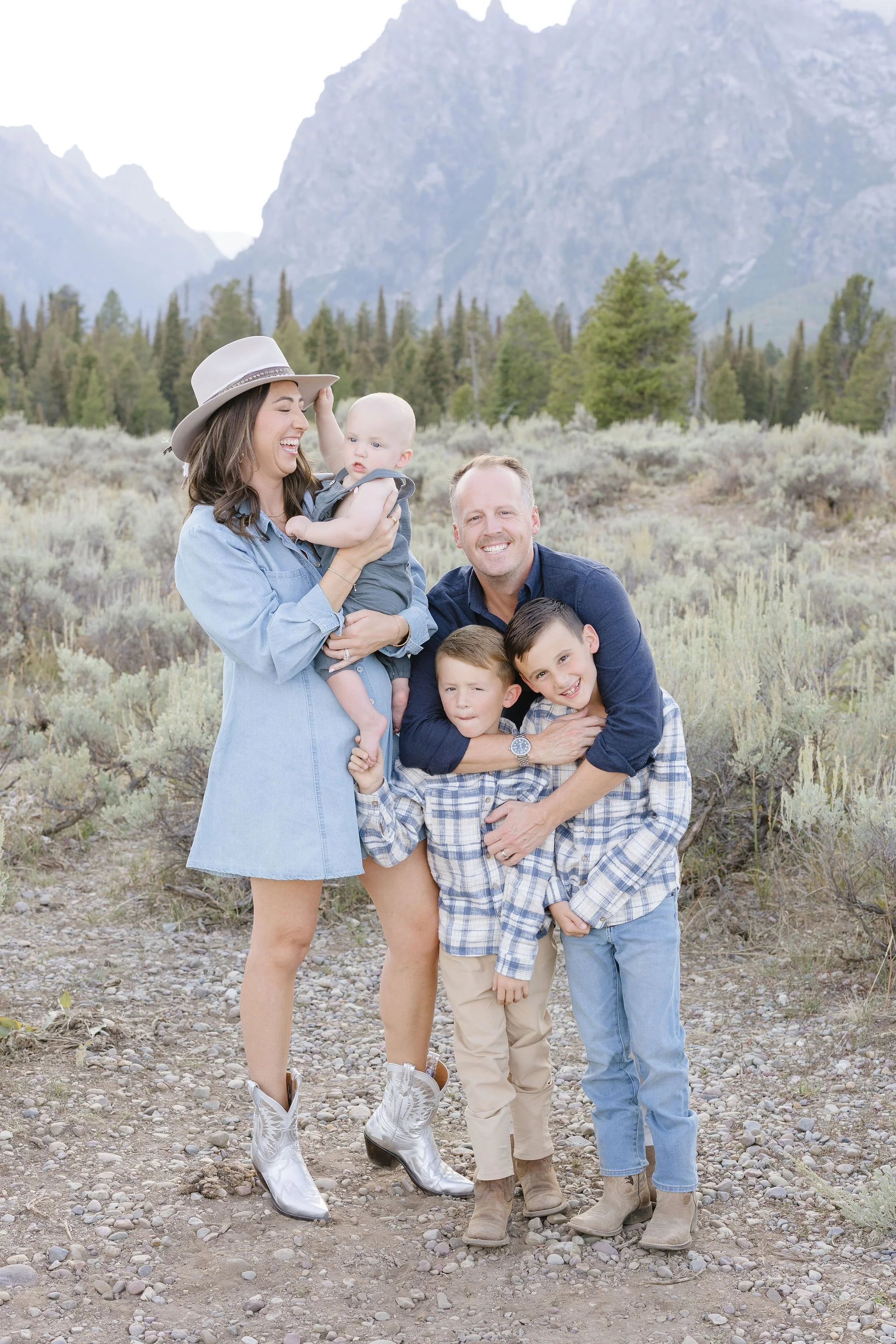  Photographer captures beautiful summer family photo outfits that look great in the Tetons. 