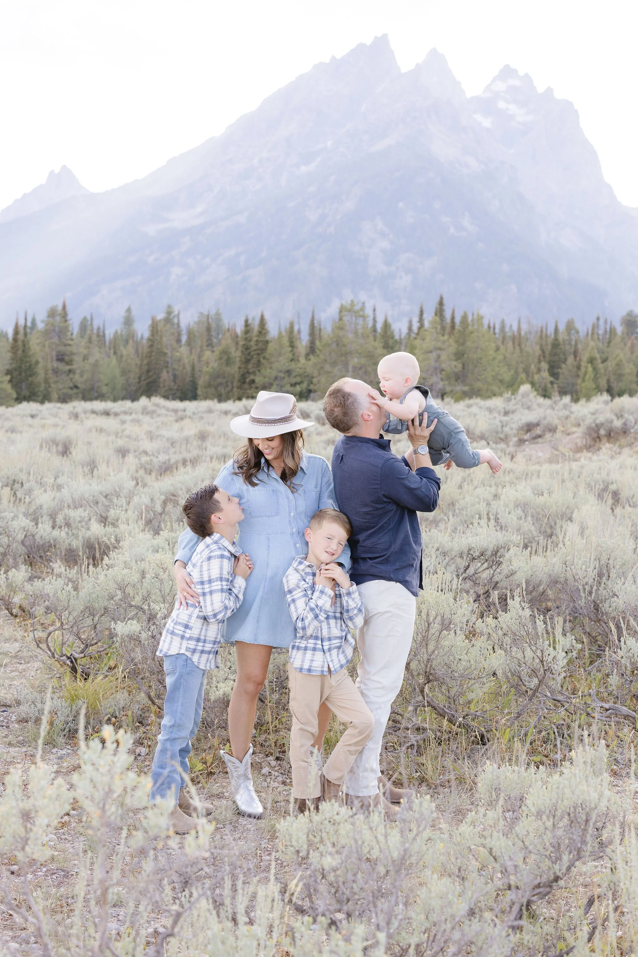  Photographer captures beautiful summer family photo outfits that look great in the Tetons. 