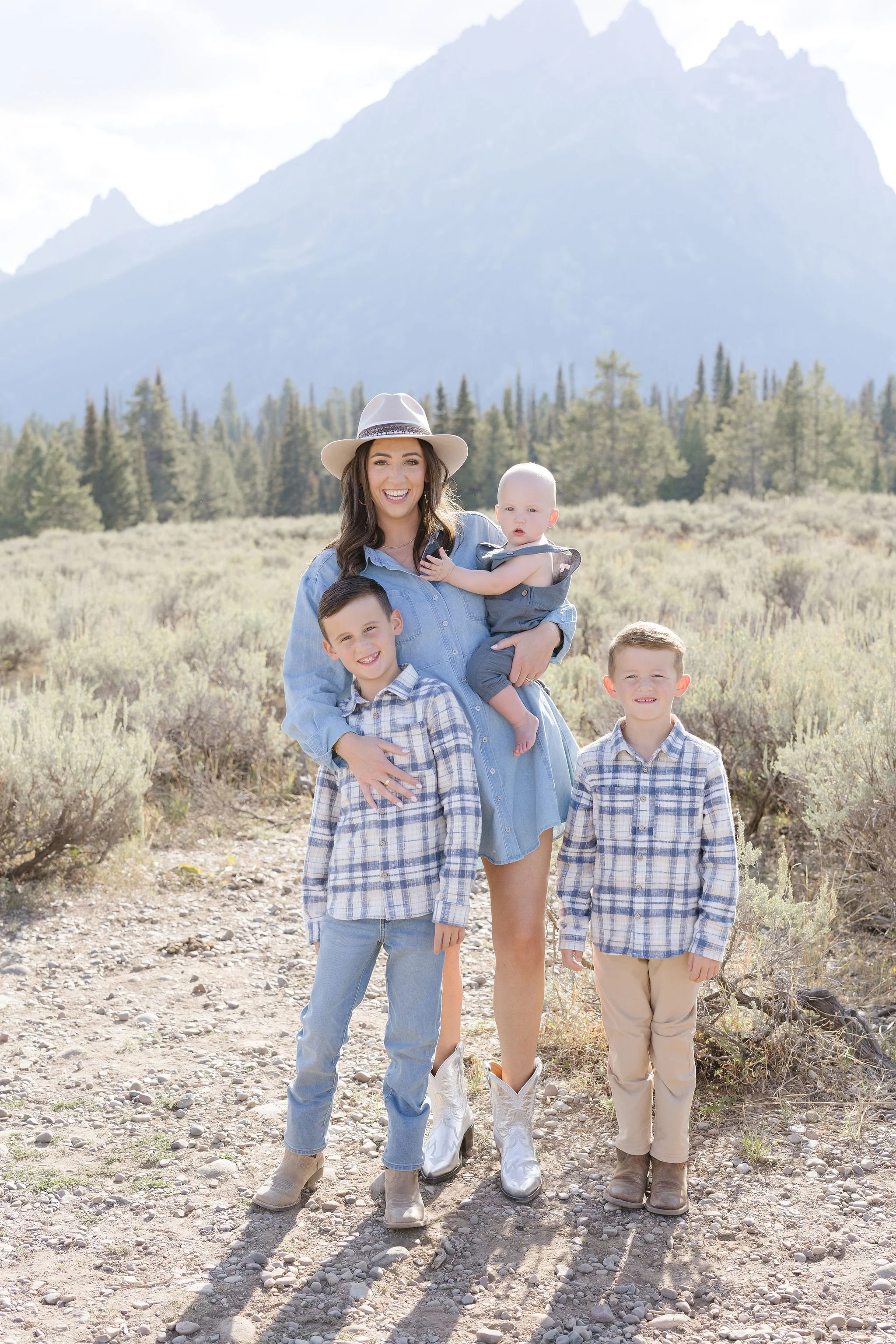  Photographer captures beautiful summer family photo outfits that look great in the Tetons. 