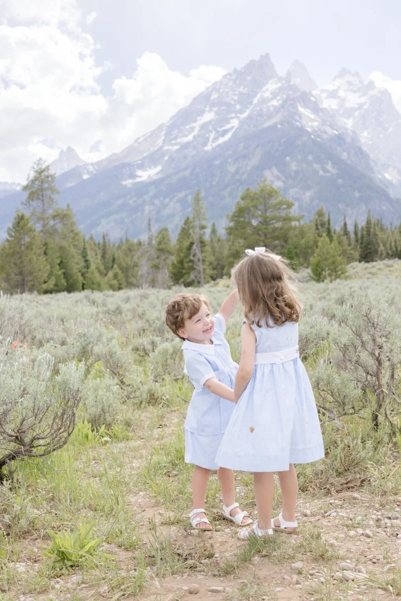  Photographer captures candid moment between two siblings in Jackson Hole. 
