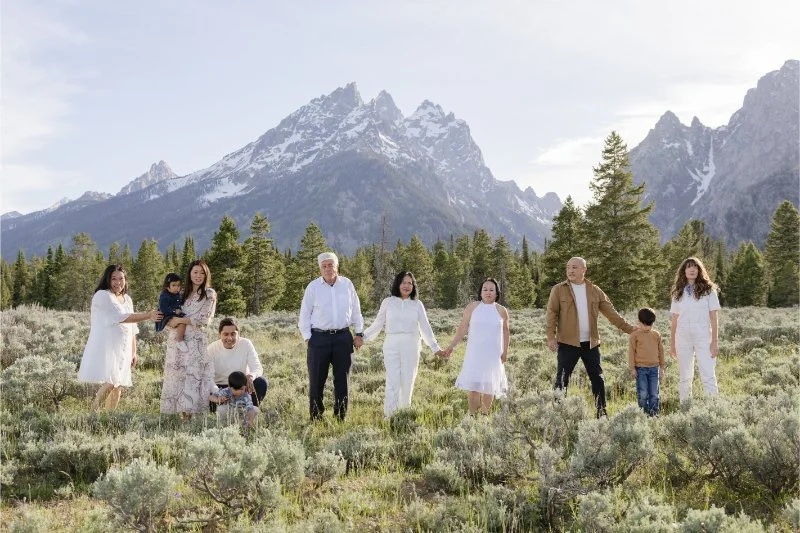Photographer shares tips for family photos with young kids in the mountains as she captures extended family.