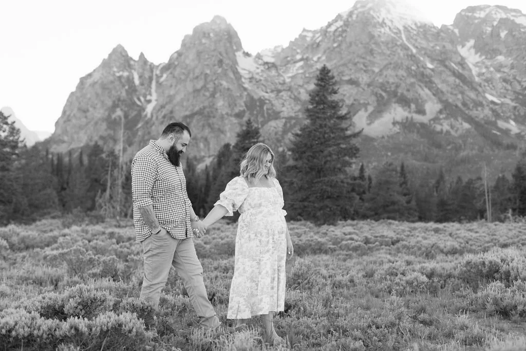 Jackson Hole photographer captures Fall maternity photo shoot.