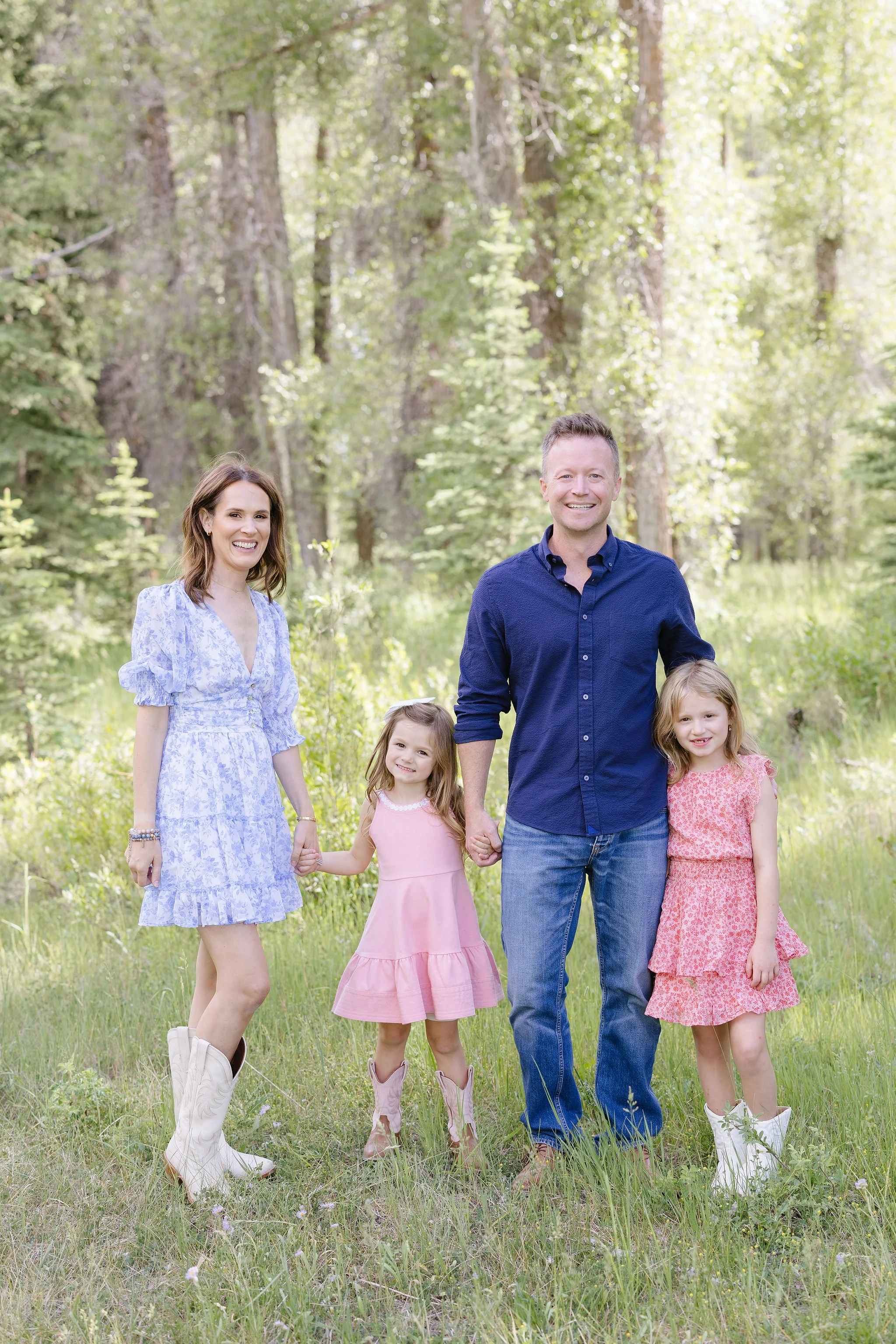 Family photo poses for family of 4 with young kids.