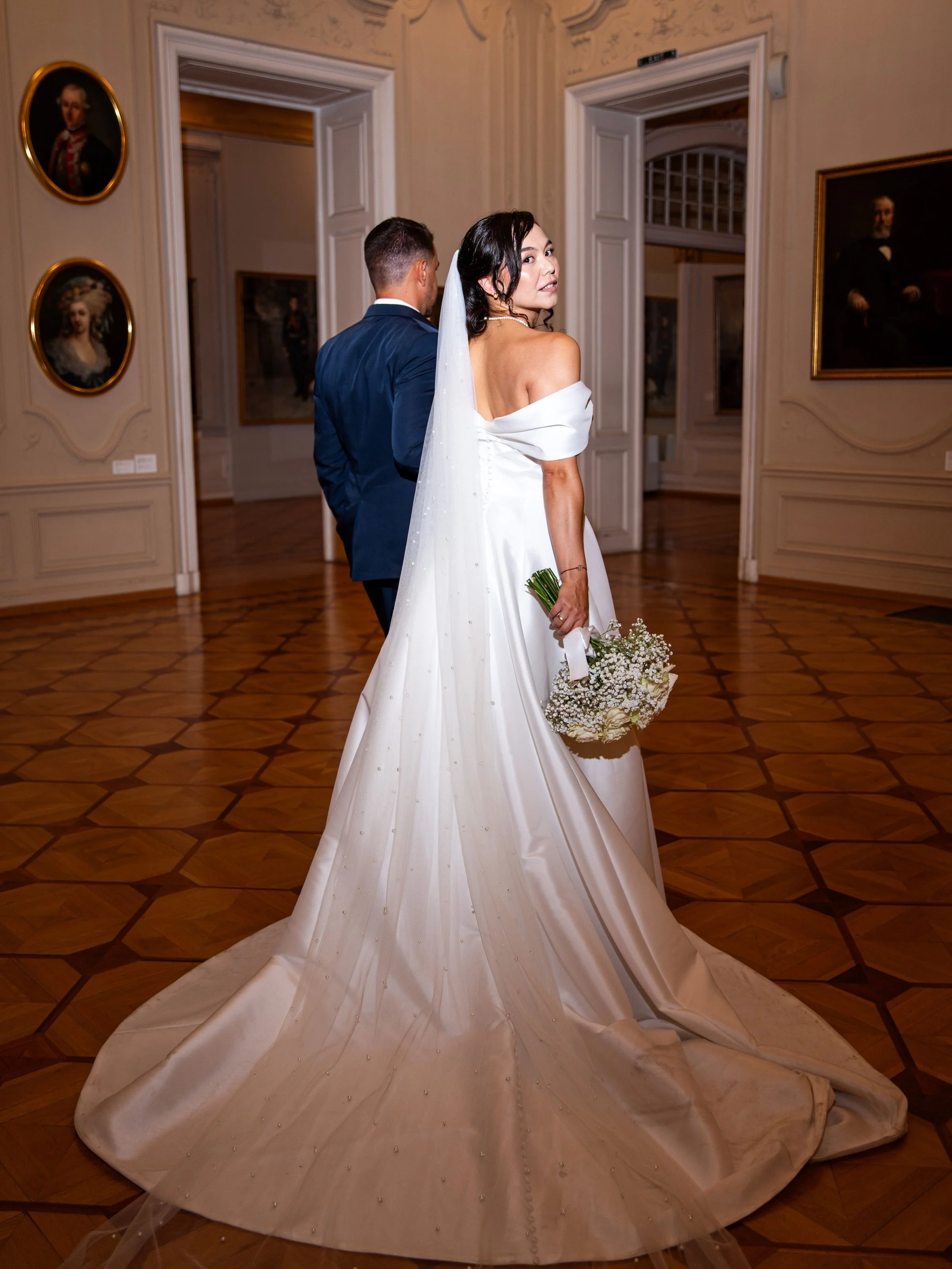 Surrounded by the centuries of art, they wrote their own story - one frame at a time. Shot at the National Gallery , Sofia ❤️by me

@mastershot_weddings 

#weddingphotography #nationalgalerie #bulgaria #weddingvibes❤️