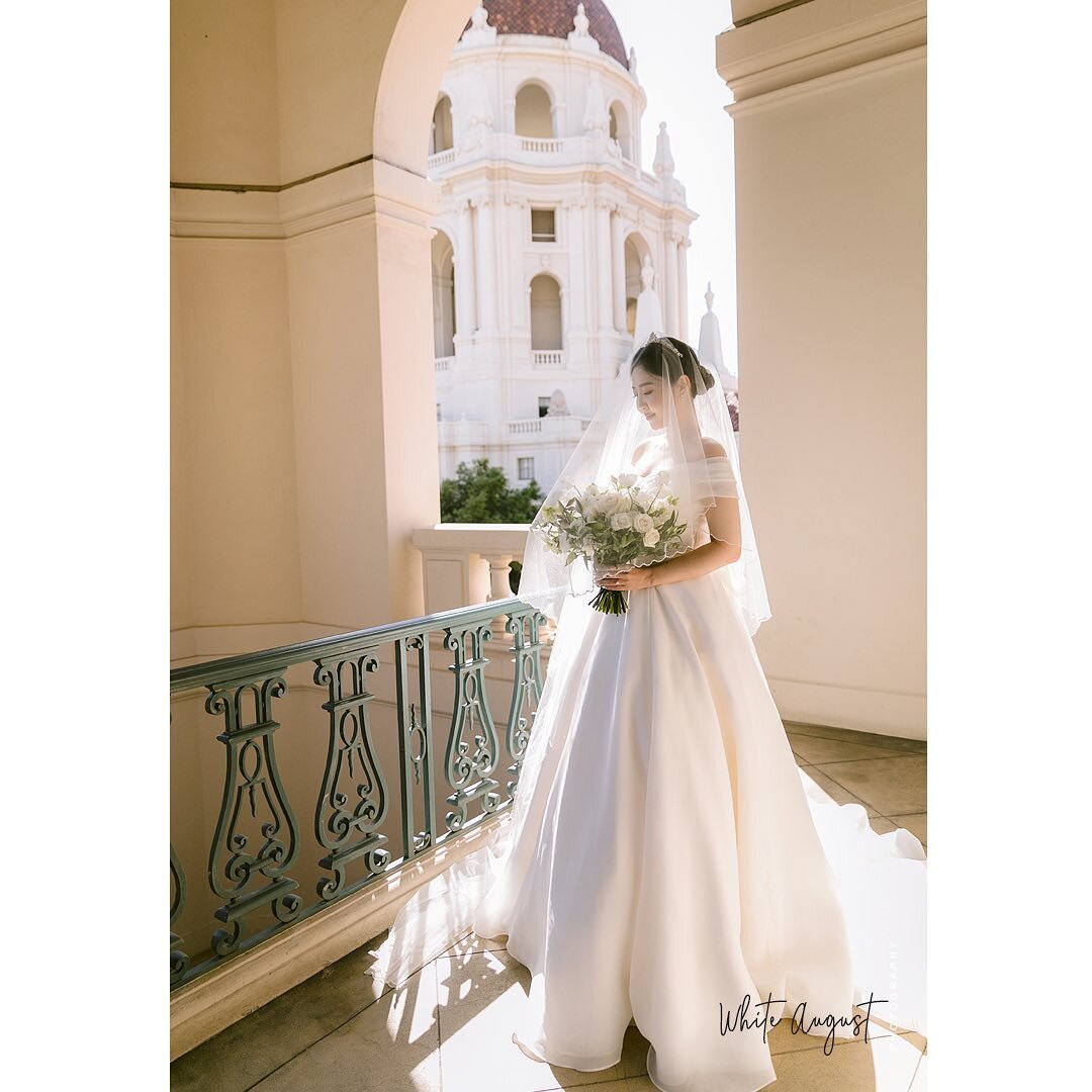 Absolutely stunning!

Photography: @whiteaugustphoto
Wedding Coordination: @jkweddingevents_planning 
MC/DJ : @jkweddingevents @aka.mcsteve 
Venue/Catering/Liquor Service: @thenoorpasadena 
Cake: @portosbakery 
Hair &amp; Make-up : @credomakeupstudio