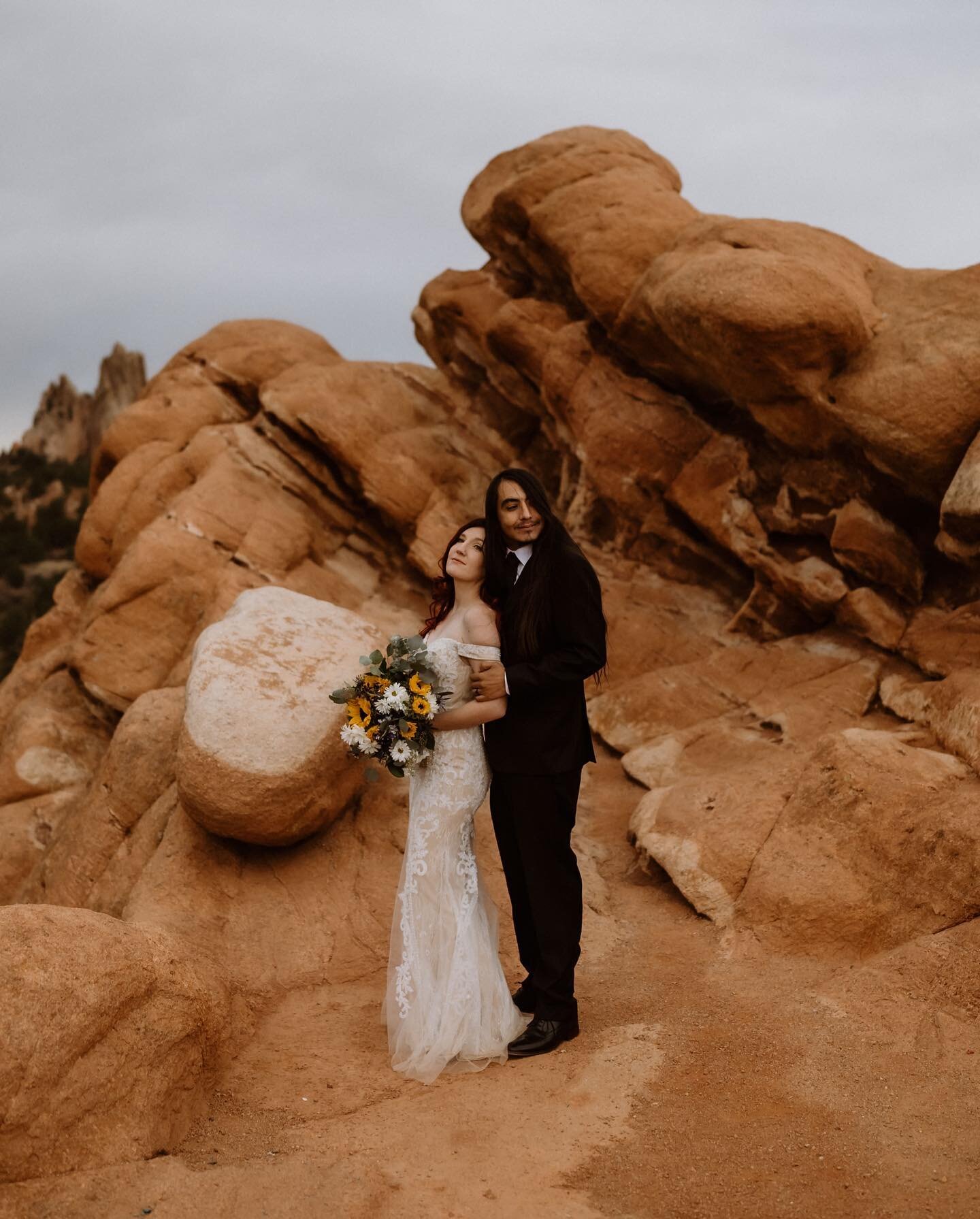Throwing it back to Fall Season at Garden of the Gods while Denver is currently serving some negative temps. Thank you Chelsi+Gage for trusting me to photograph your special love and energy ❤️