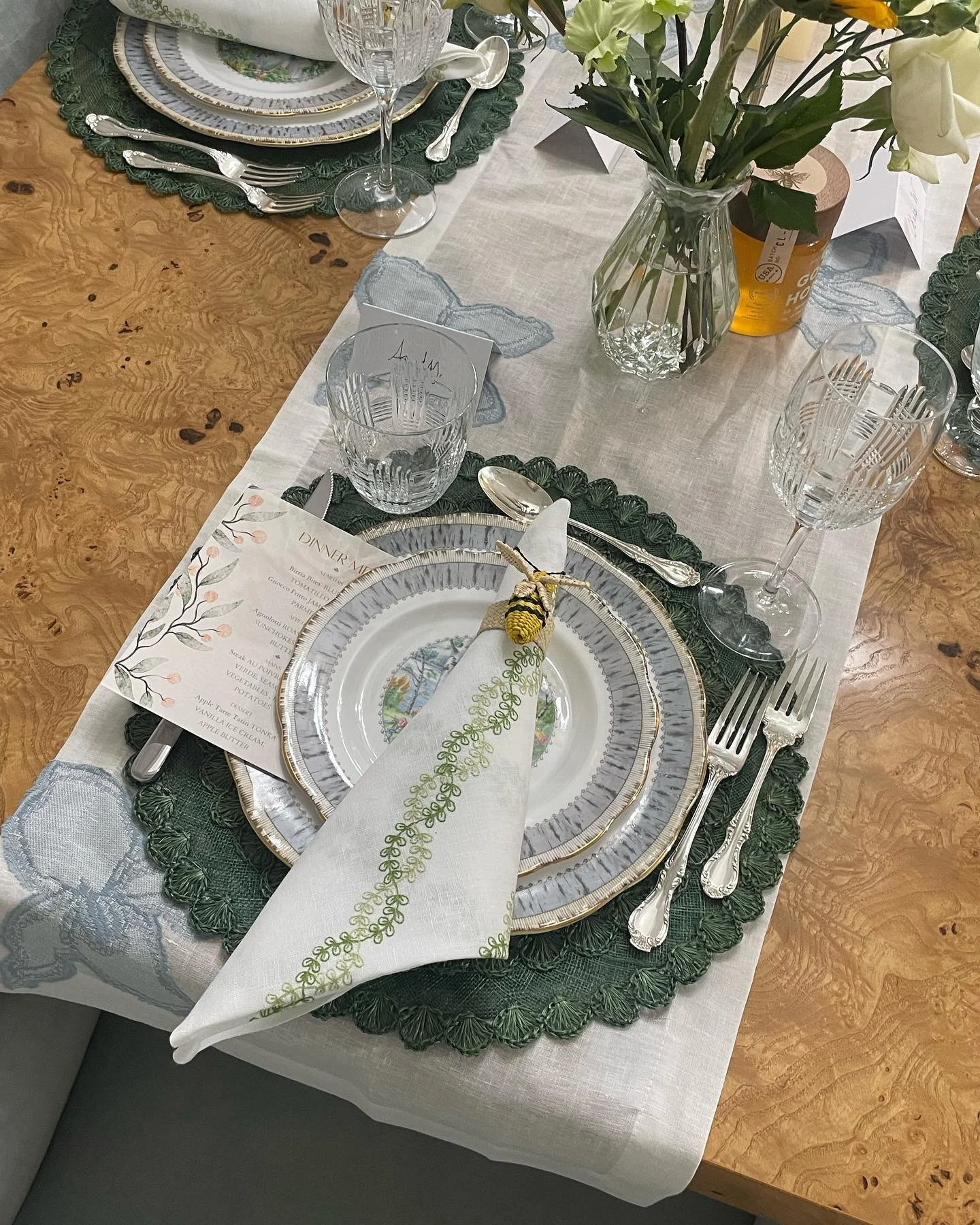 a la carte is a fun way for me to showcase and develop new recipes while everyone gets to try their favorite dish - for kristine and friends, the bees were such a sweet touch 🐝  MENU: golden chicken, seared duck, butter basted filet mignon &amp; poa