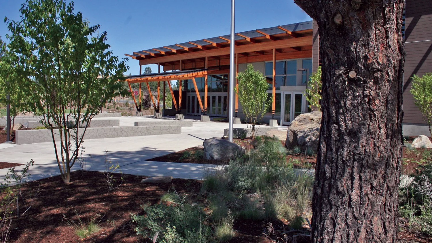 WEB Admin bldg 16-9.jpg