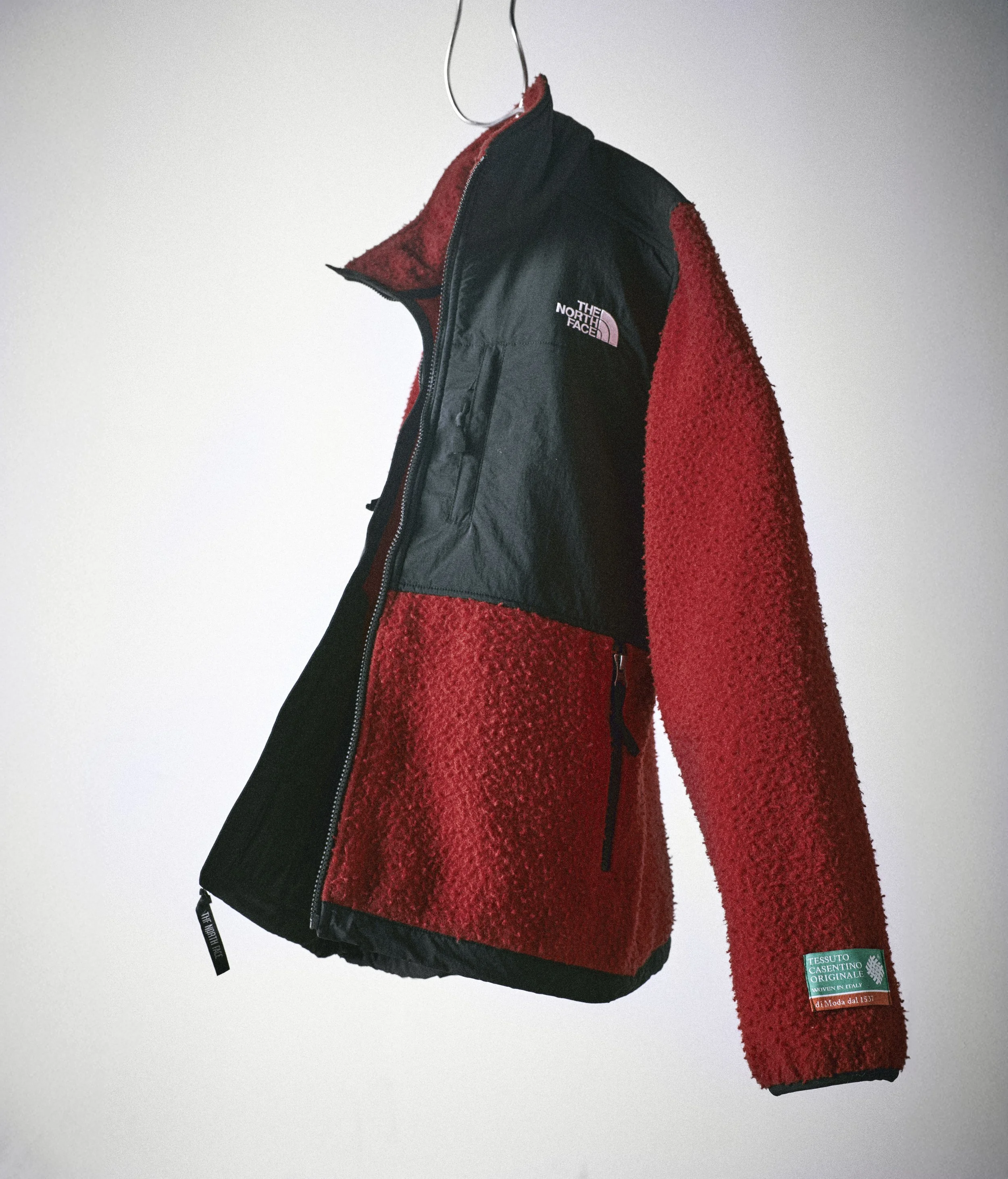 TNF_EVRG_FW25_ICONS_WM_Denali_Jacket_Casentino_Wool_Red_NF0A8FH2682_04.jpg